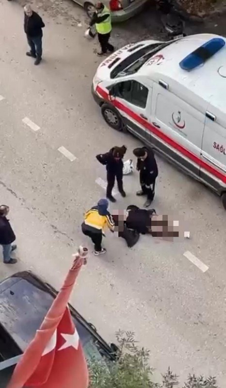 Genç Kadın Bir Anda Yere Yattı!