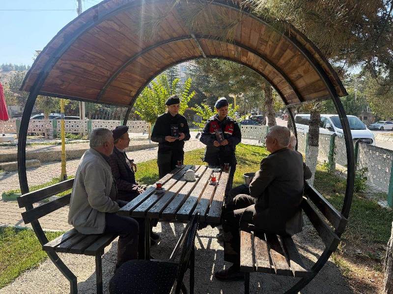 Jandarmadan Öğrencilere Moral Ziyareti