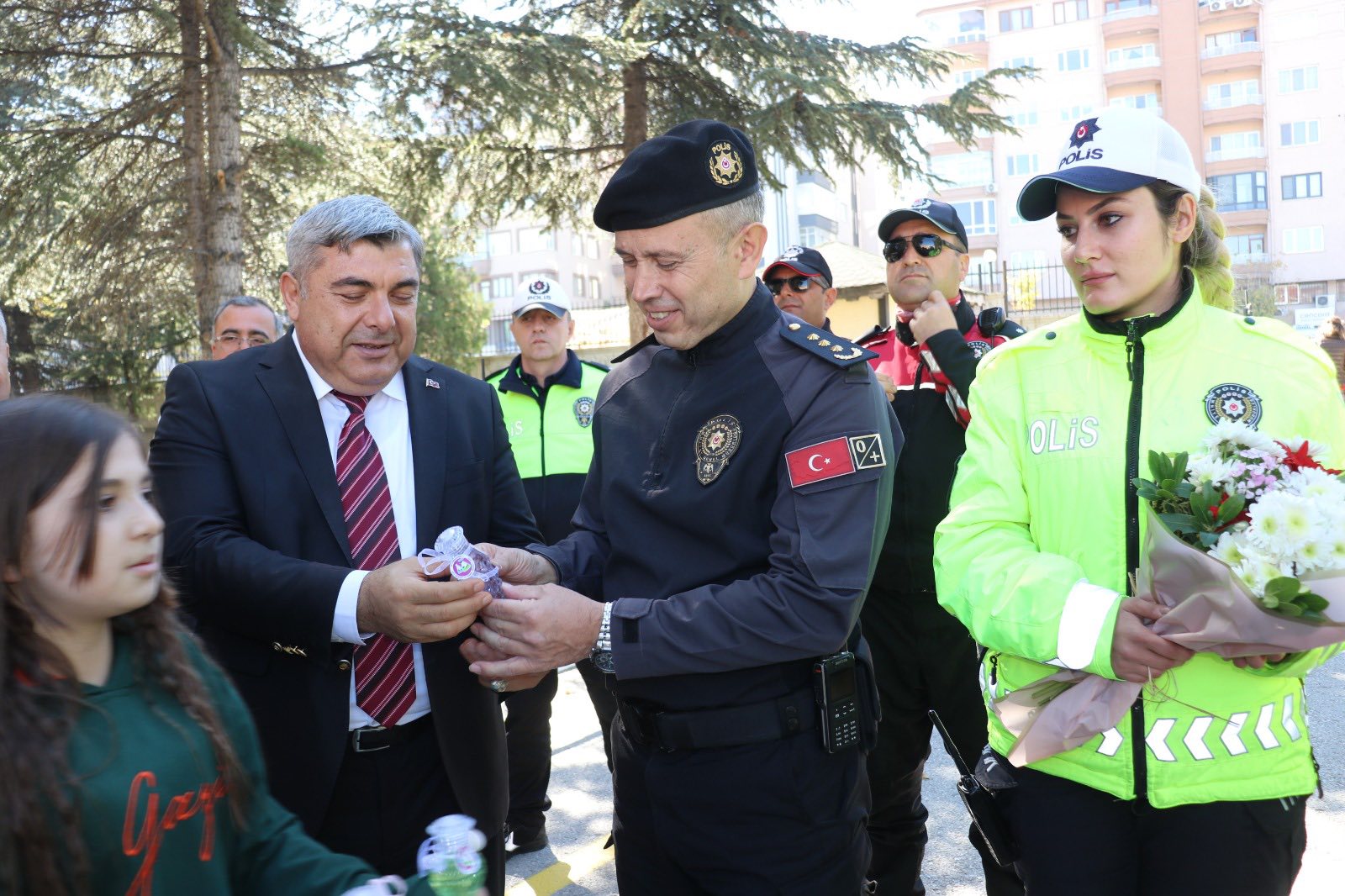 Öğrencilerden Polis Ekiplerine Anlamlı Sürpriz