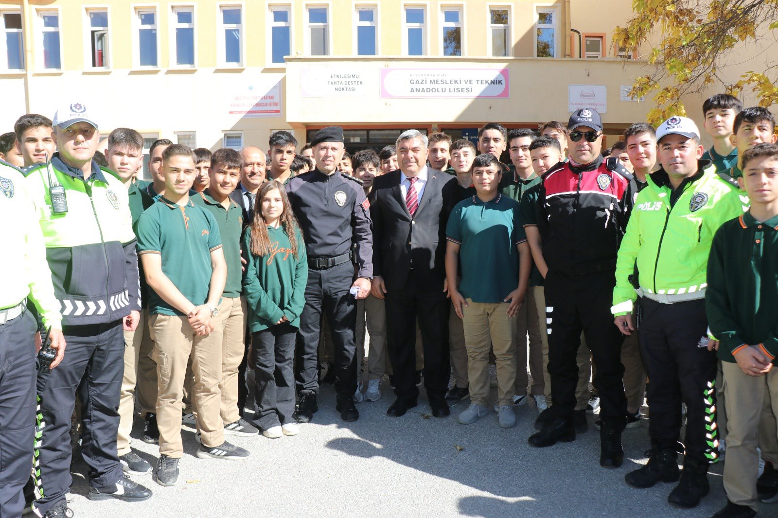 Öğrencilerden Polis Ekiplerine Anlamlı Sürpriz