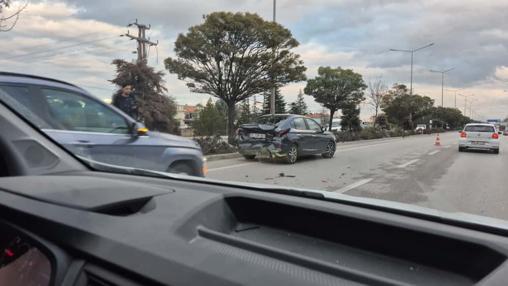 OSB’de Zincirleme Trafik Kazası: 3 Araç Birbirine Girdi!