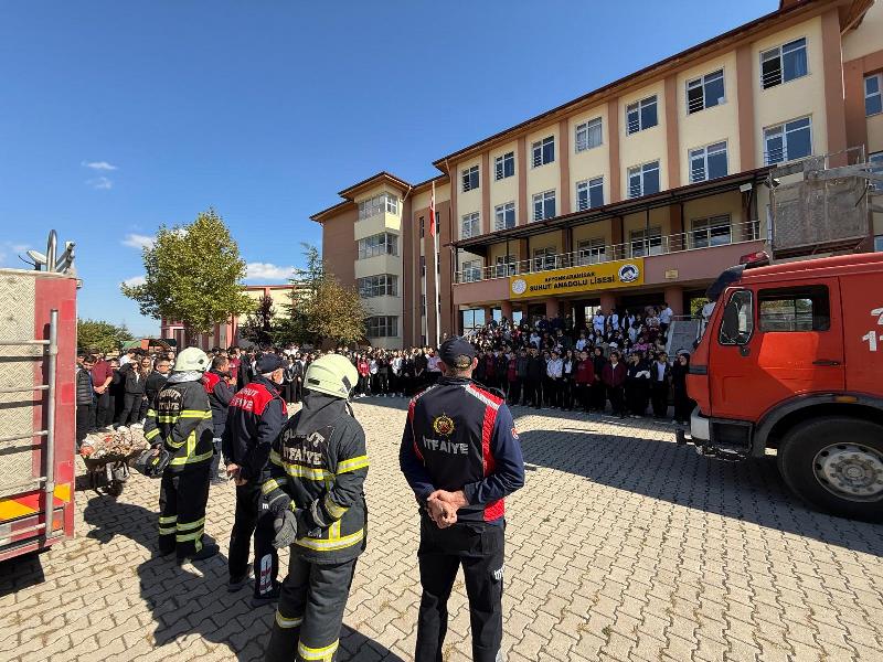 Şuhut Belediyesi İtfaiyesinden Öğrencilere Anlamlı Tatbikat