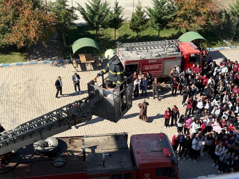 Şuhut Belediyesi İtfaiyesinden Öğrencilere Anlamlı Tatbikat