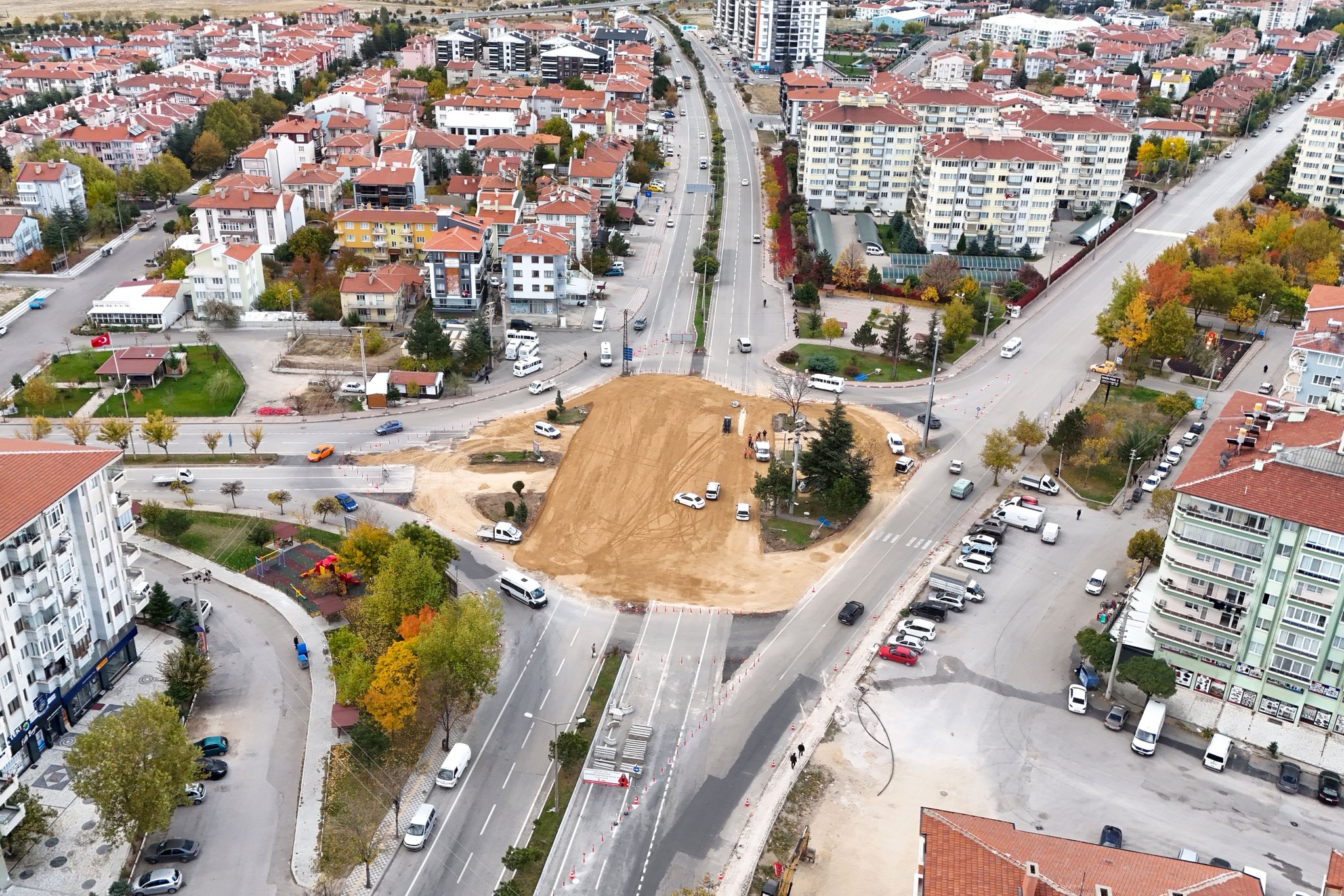 Şuhut Kavşağı’nda Trafik Rahatlayacak: “Hamburger Kavşak” Çalışmaları Sürüyor!