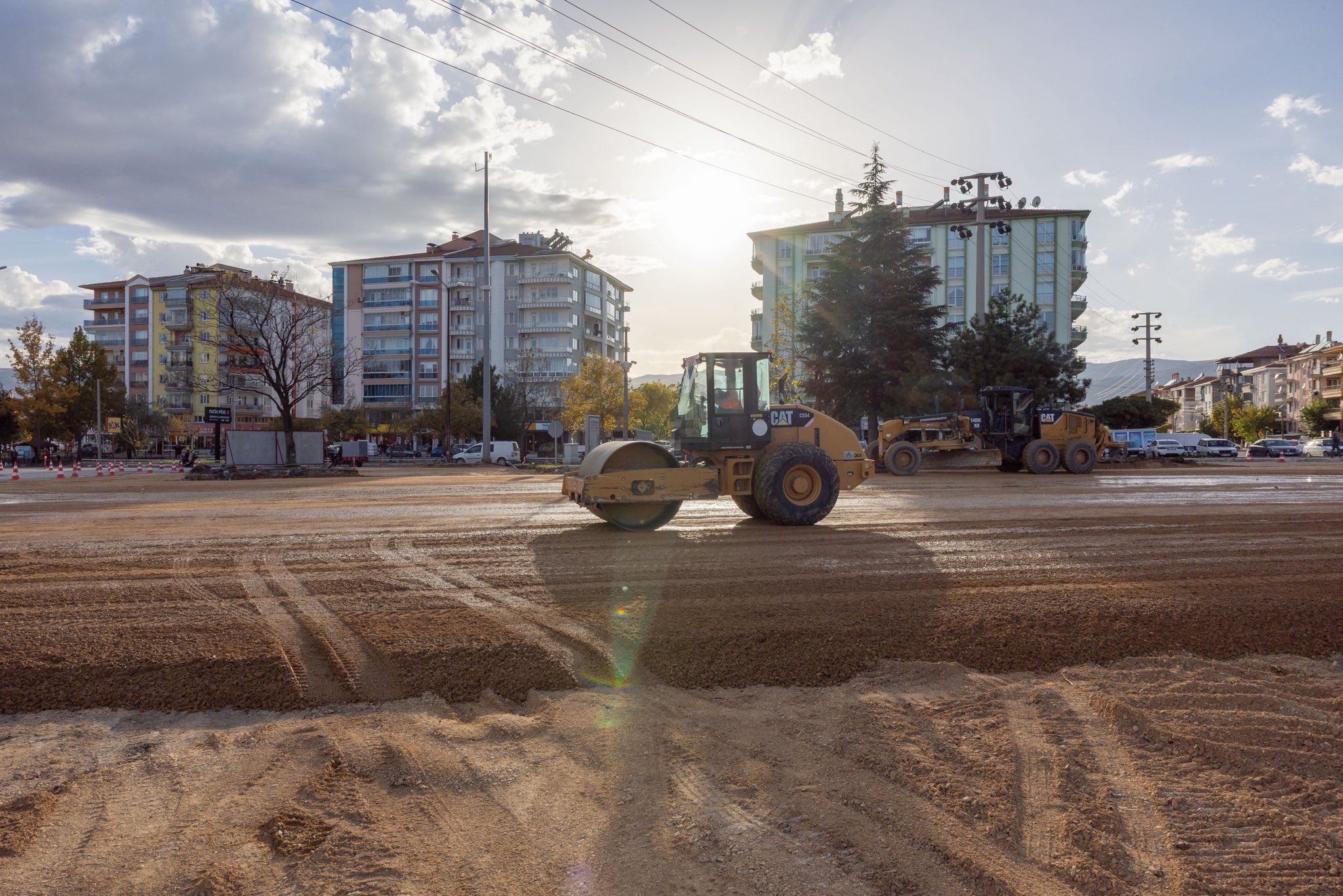 Şuhut Kavşağı’nda Trafik Rahatlayacak: “Hamburger Kavşak” Çalışmaları Sürüyor!