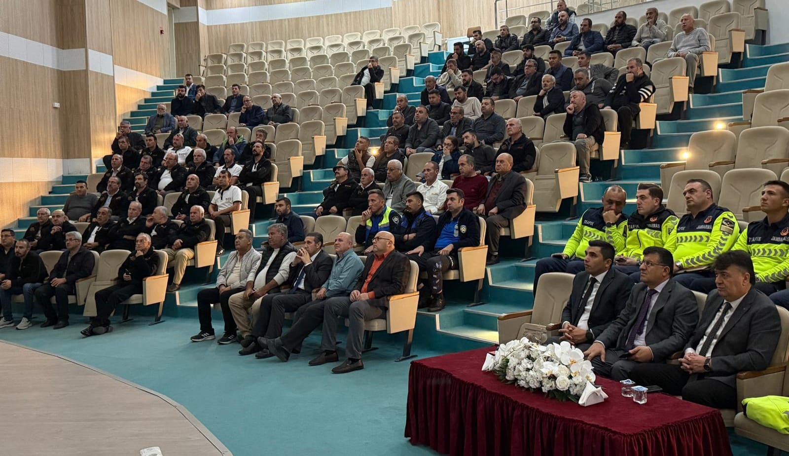 Afyonkarahisar’da Servis Şoförlerine Trafik Güvenliği Eğitimi Verildi