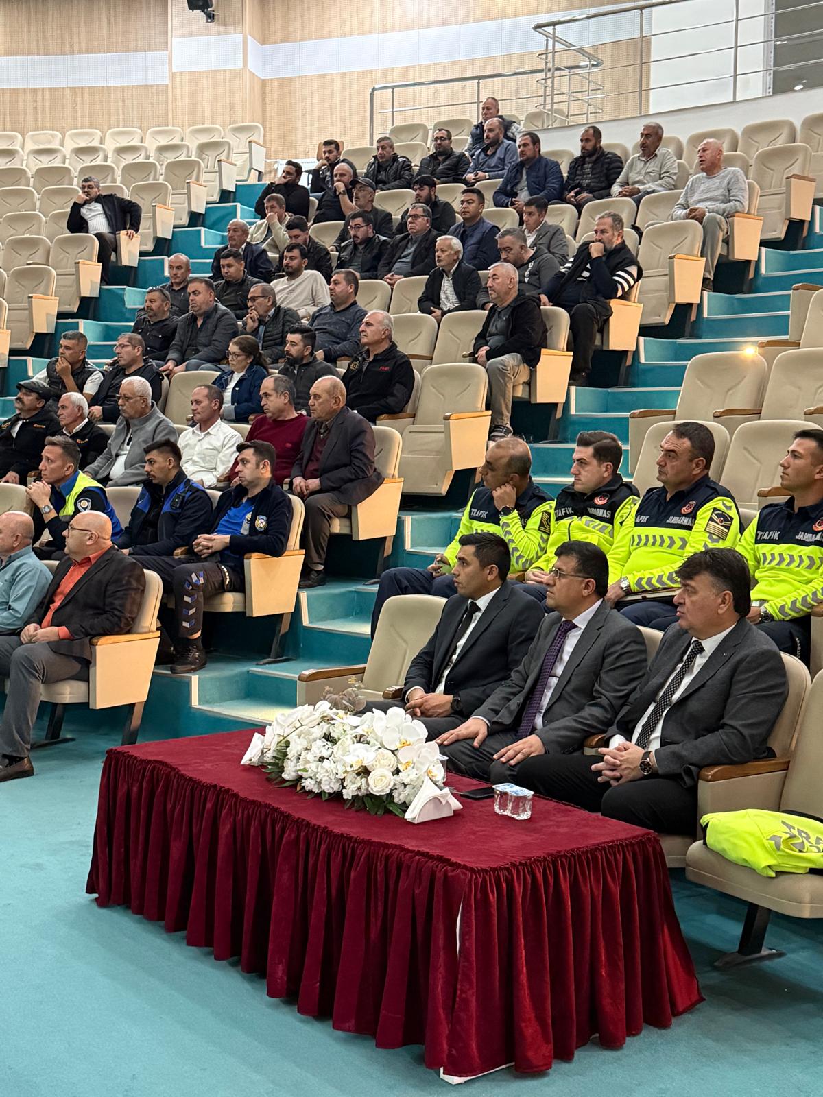 Afyonkarahisar’da Servis Şoförlerine Trafik Güvenliği Eğitimi Verildi