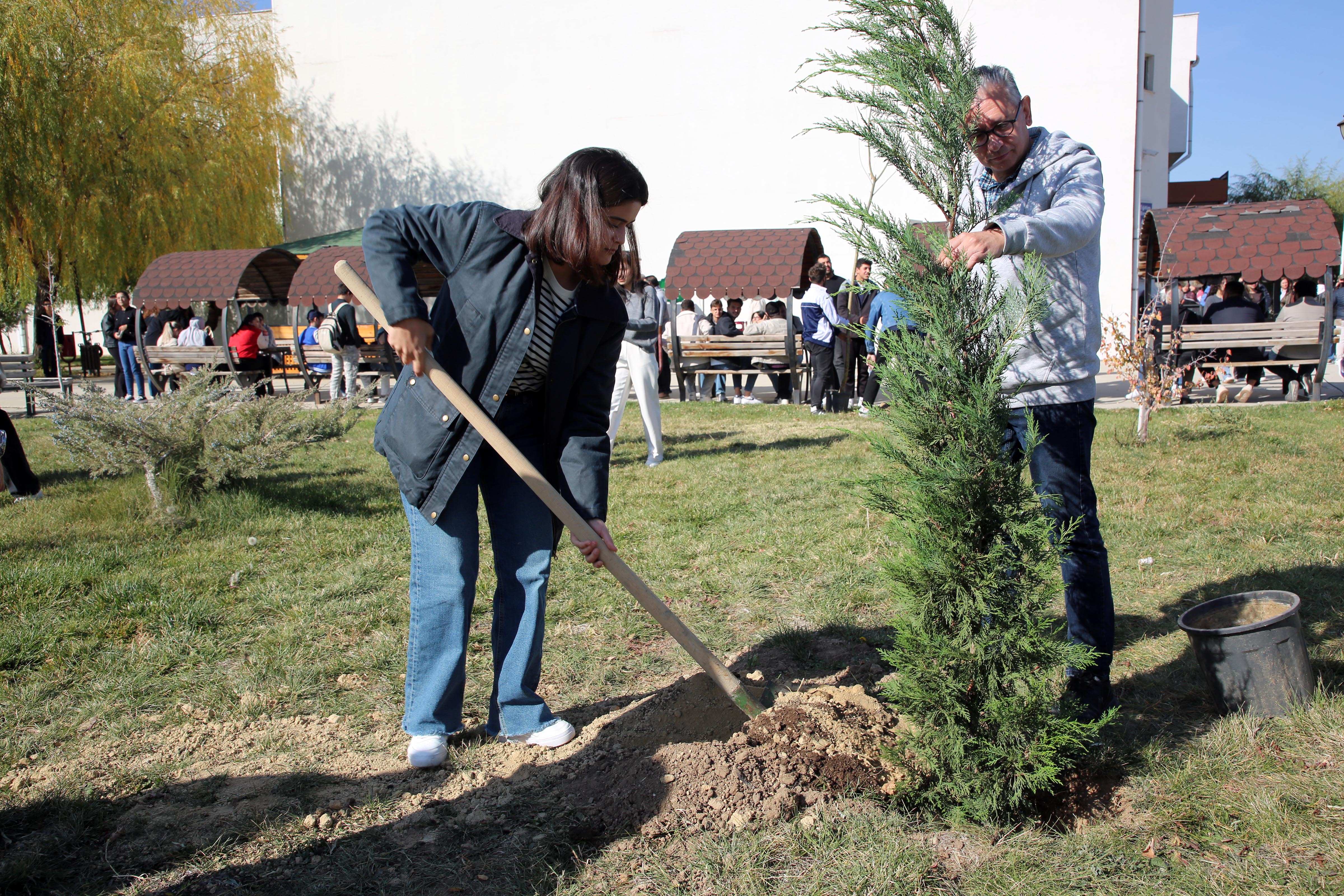 Mühendislik Fakültesinde “Pilav Günü ve Fidan Dikme” Etkinliği Gerçekleştirildi