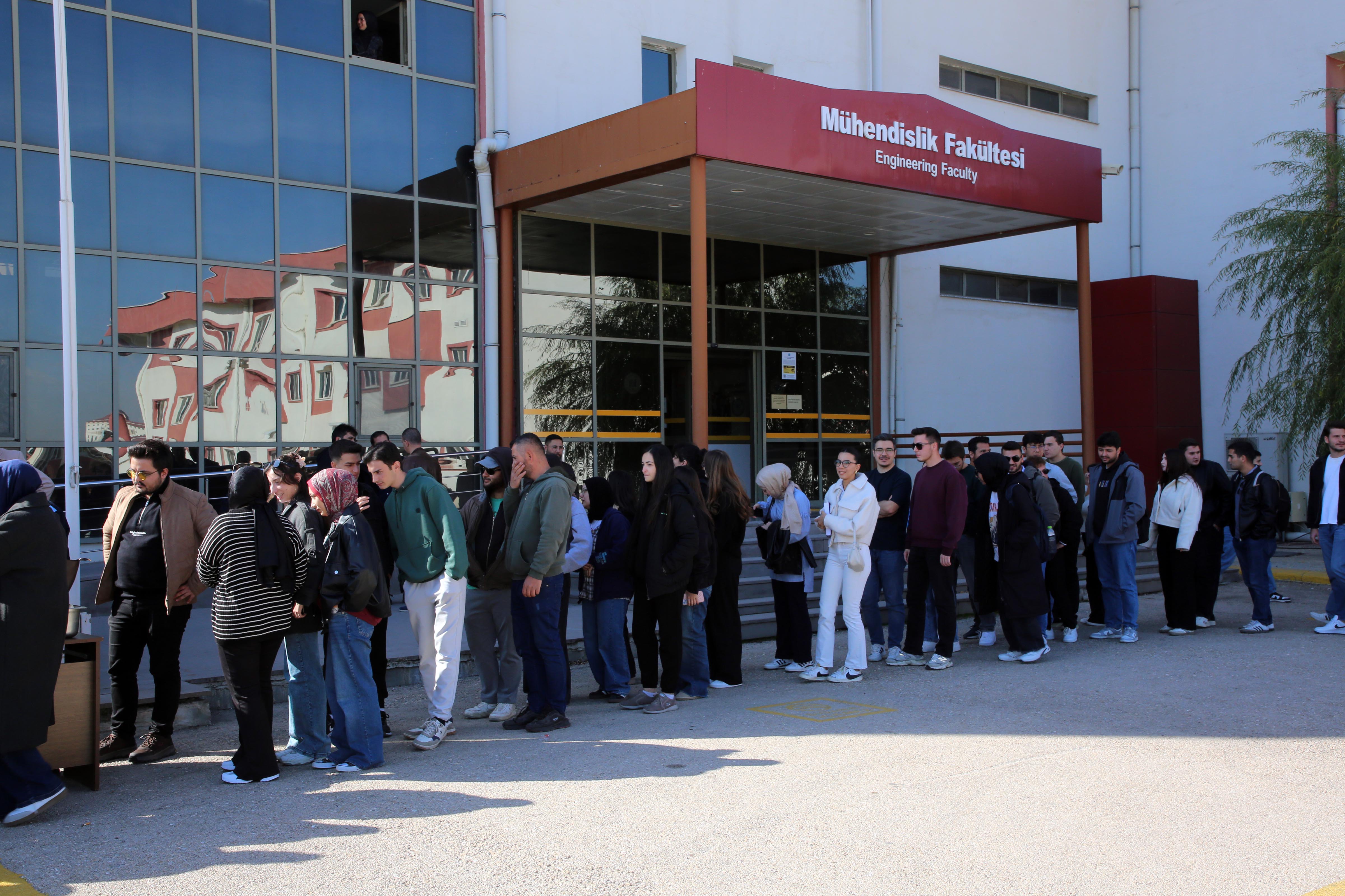 Mühendislik Fakültesinde “Pilav Günü ve Fidan Dikme” Etkinliği Gerçekleştirildi