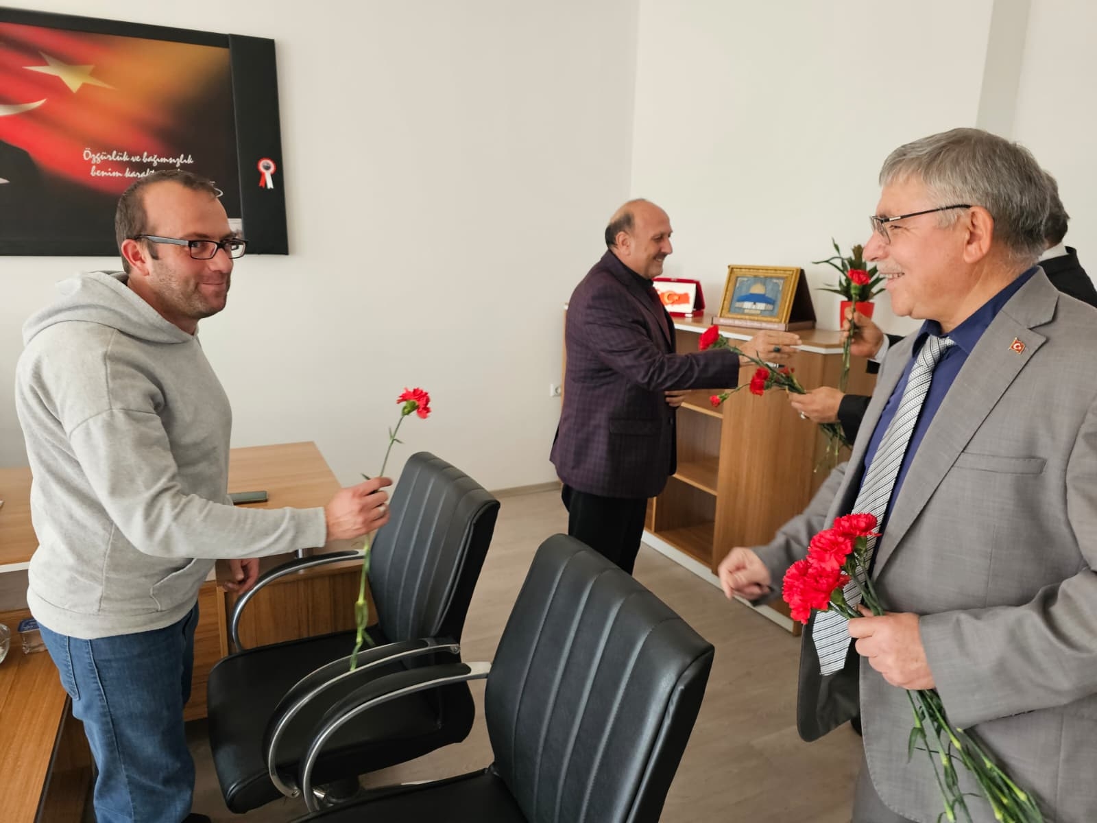 Müdür Sünnetci'den Müdürlük Personeline Öğretmenler Günü Jesti