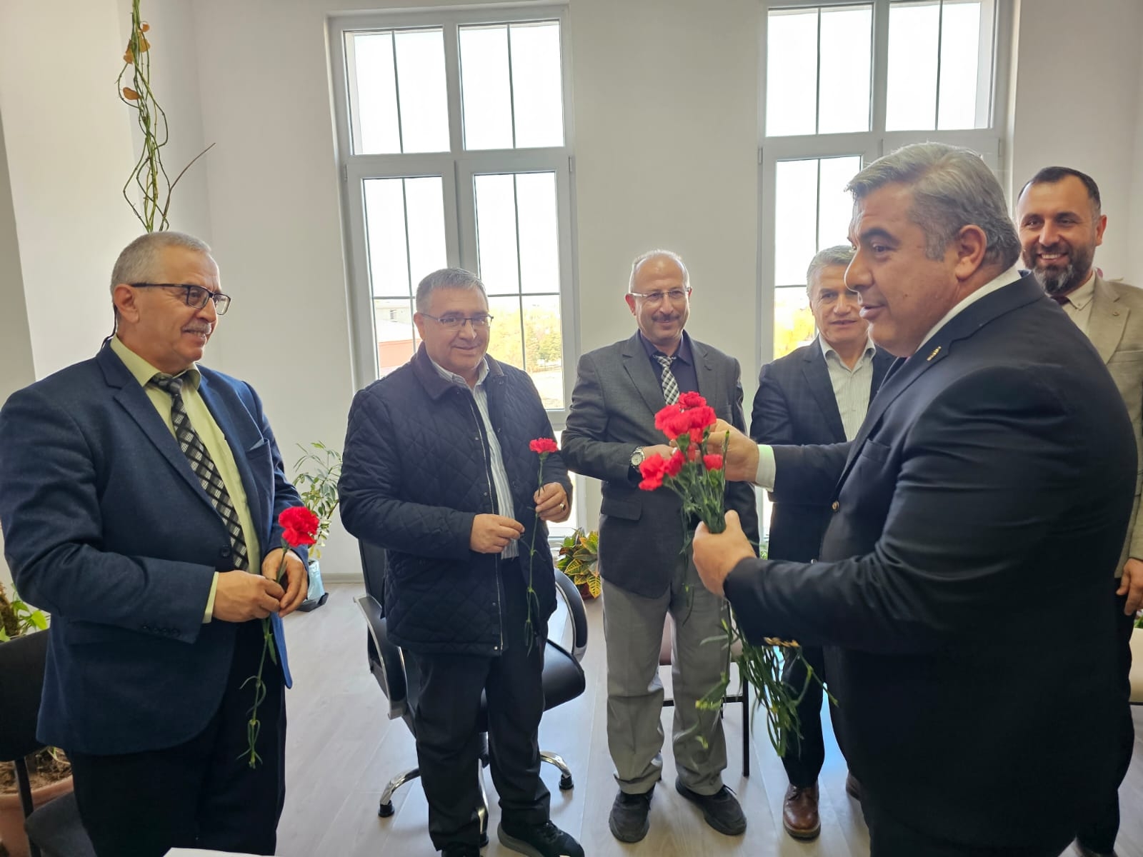 Müdür Sünnetci'den Müdürlük Personeline Öğretmenler Günü Jesti