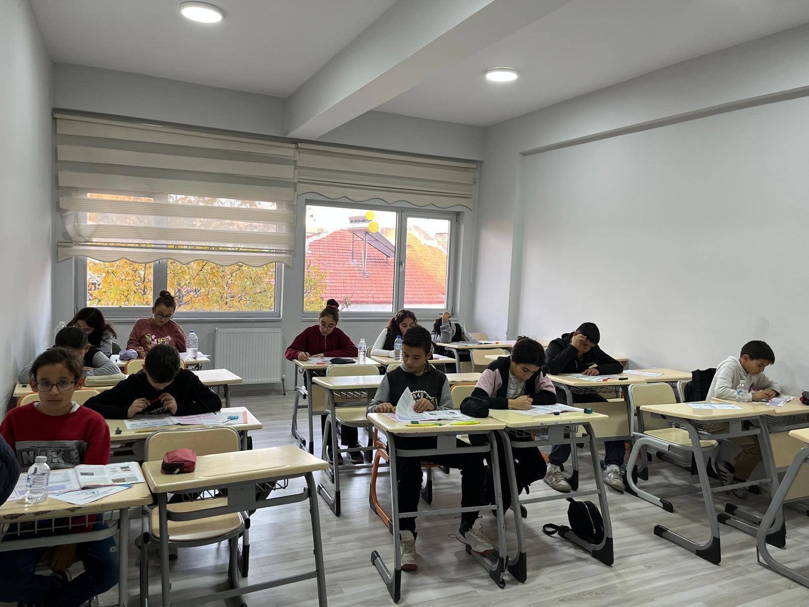 Emirdağ Belediyesi Gençlik Merkezi’nde Türkiye Geneli Deneme Sınavı Gerçekleştirildi