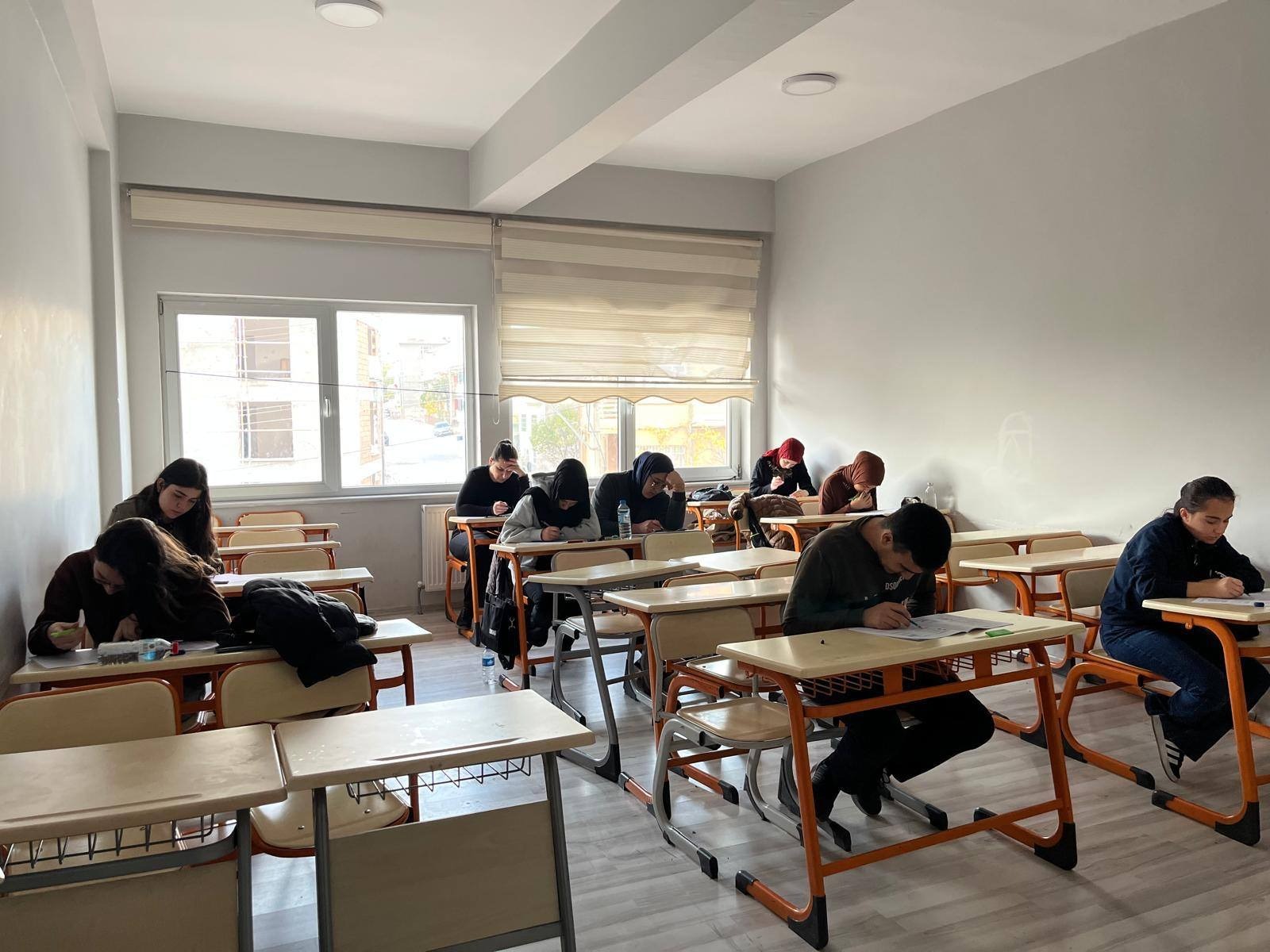 Emirdağ Belediyesi Gençlik Merkezi’nde Türkiye Geneli Deneme Sınavı Gerçekleştirildi