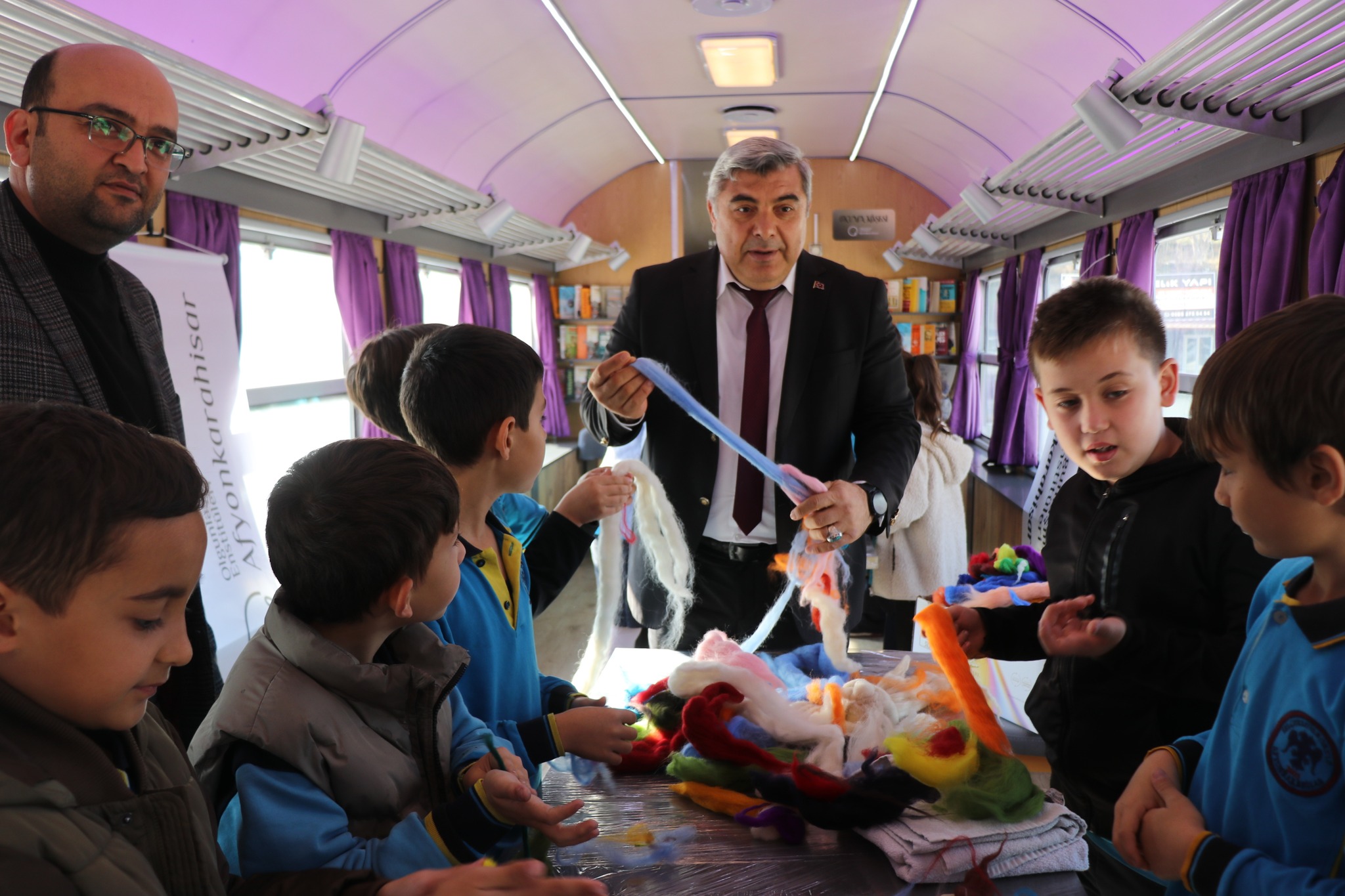 Müdür Sünnetci, Öğrencilerin Öğretmenler Günü İçin Dokuduğu Keçelere Eşlik Etti