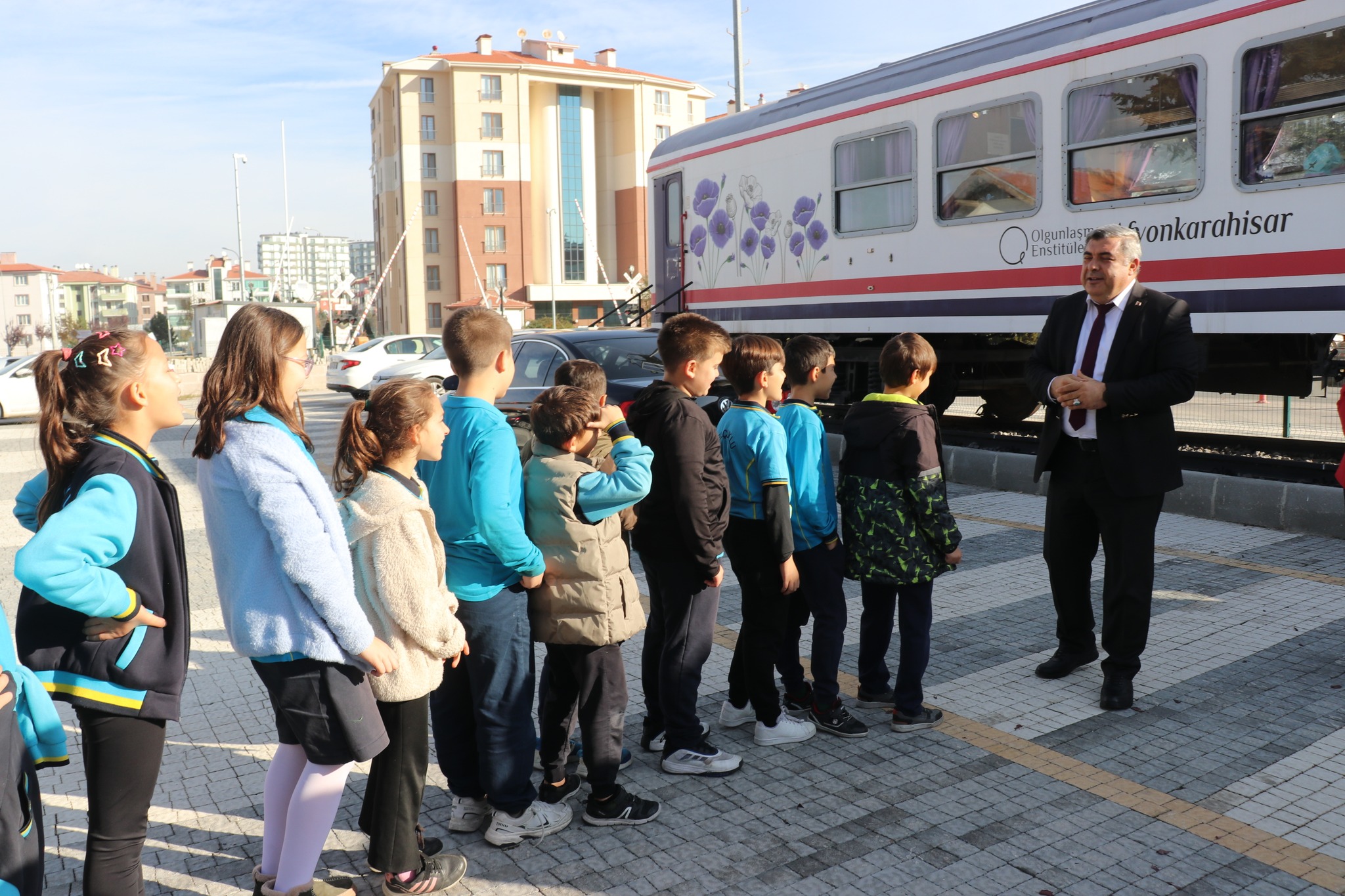 Müdür Sünnetci, Öğrencilerin Öğretmenler Günü İçin Dokuduğu Keçelere Eşlik Etti