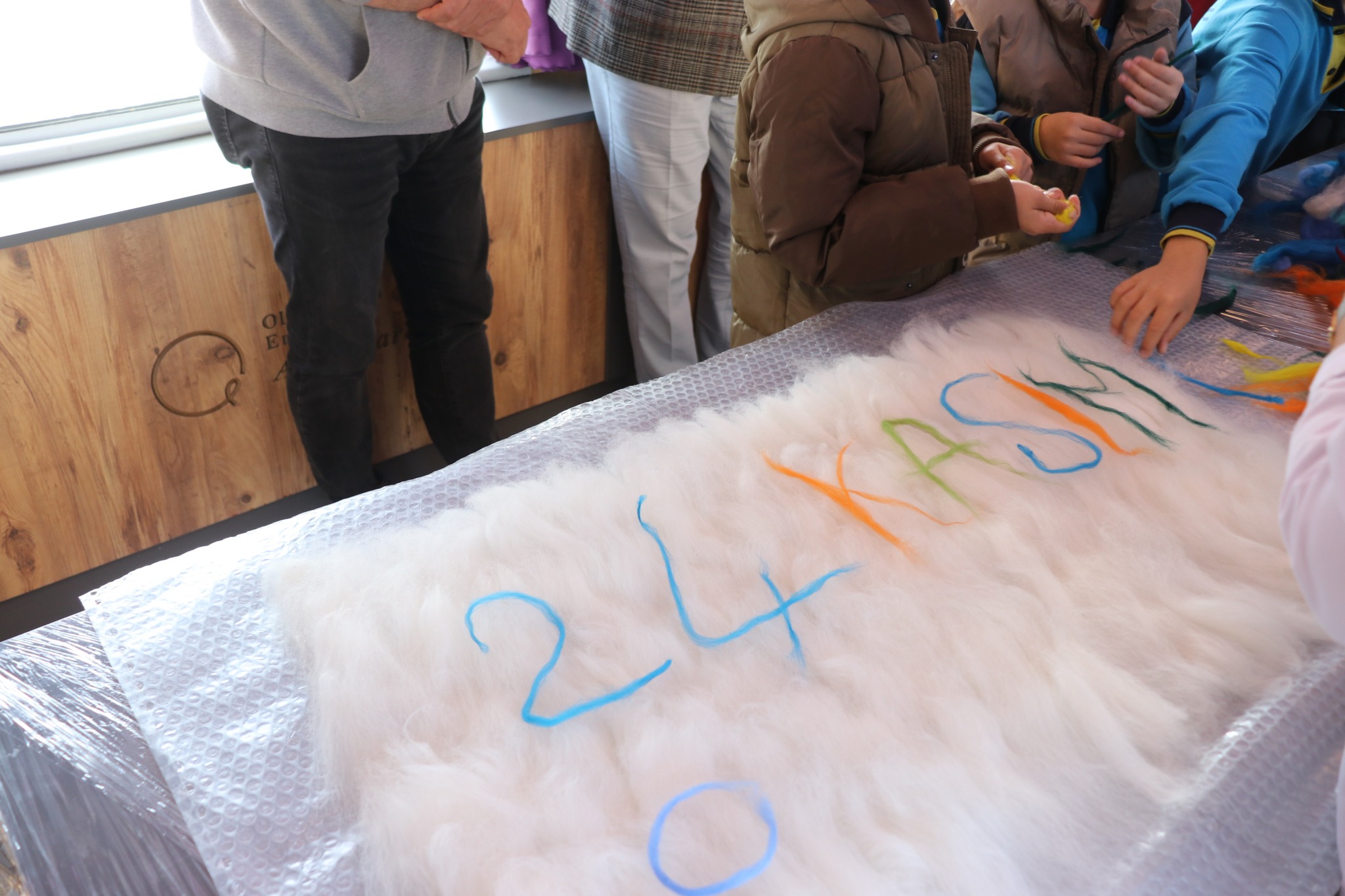 Müdür Sünnetci, Öğrencilerin Öğretmenler Günü İçin Dokuduğu Keçelere Eşlik Etti