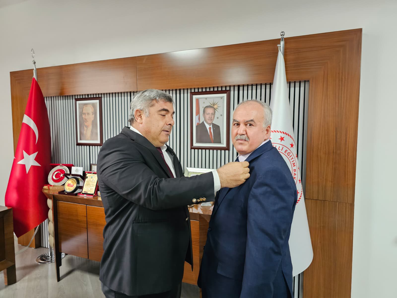 Müdür Sünnetci, İdarecilere Türk Bayrağı Rozeti Taktı