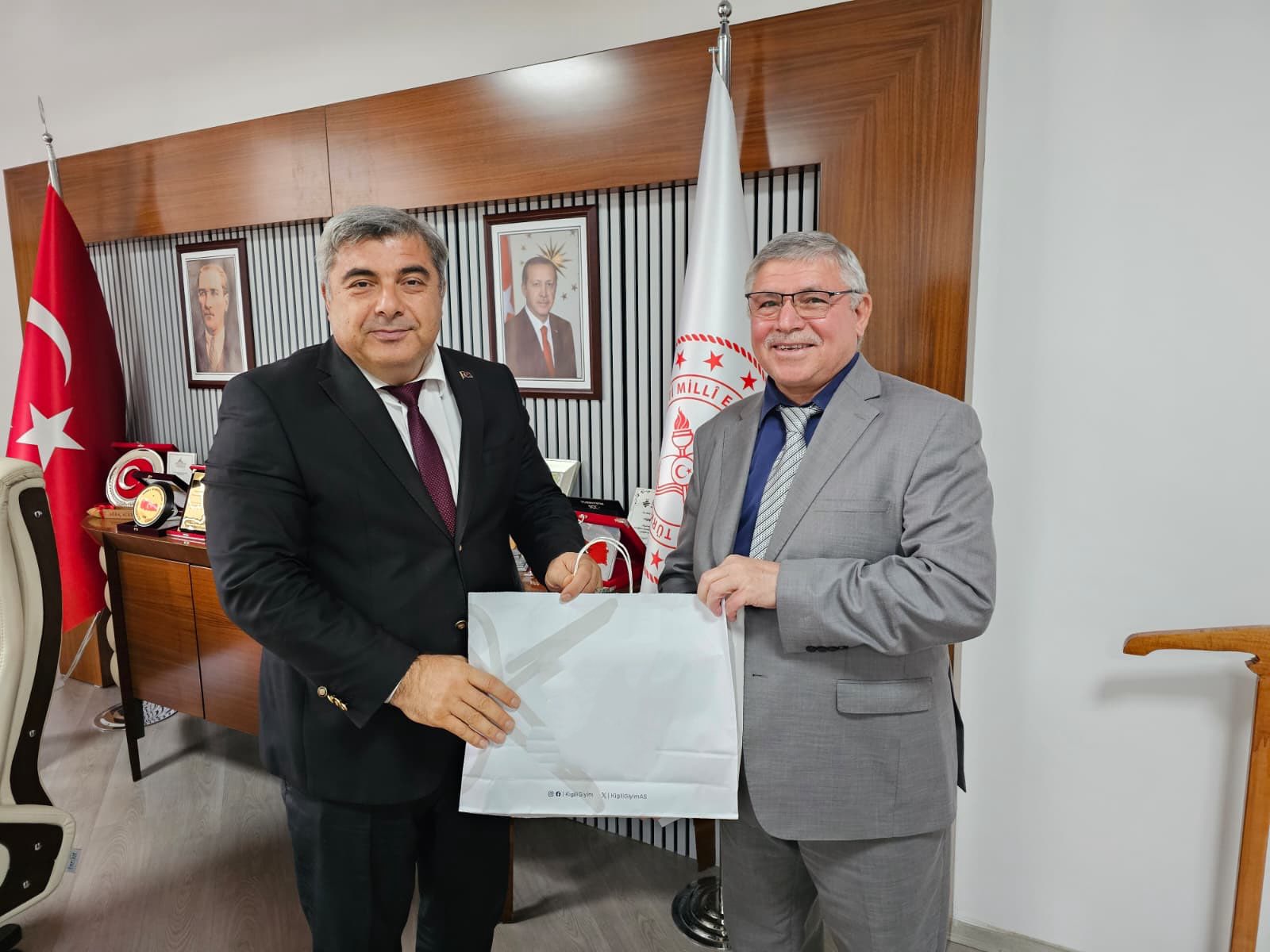 Müdür Sünnetci, İdarecilere Türk Bayrağı Rozeti Taktı