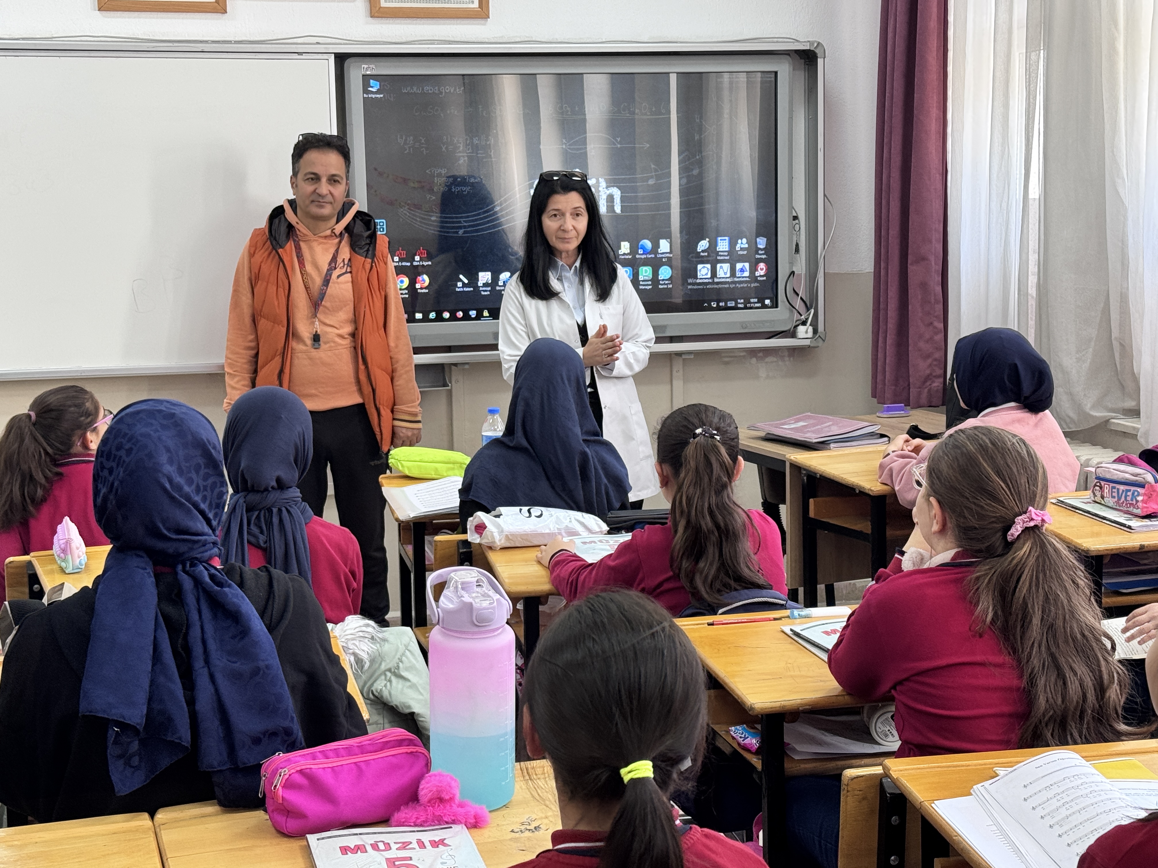 Afyonkarahisar'ın "Çevreci Öğretmen" Çifti, Öğrencileriyle Yıllık 1 Tona Yakın Atık Pil Topluyor!