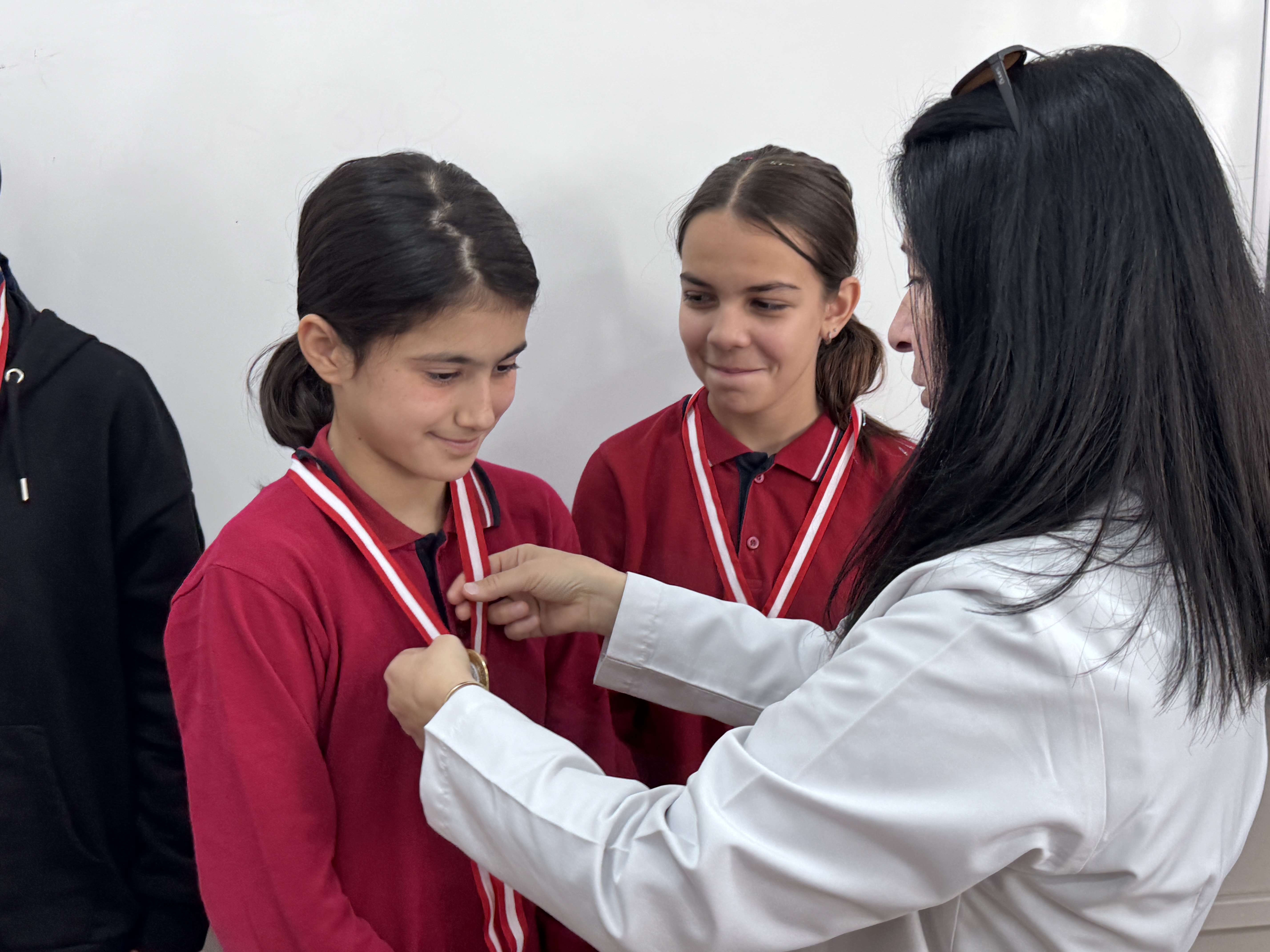 Afyonkarahisar'ın "Çevreci Öğretmen" Çifti, Öğrencileriyle Yıllık 1 Tona Yakın Atık Pil Topluyor!