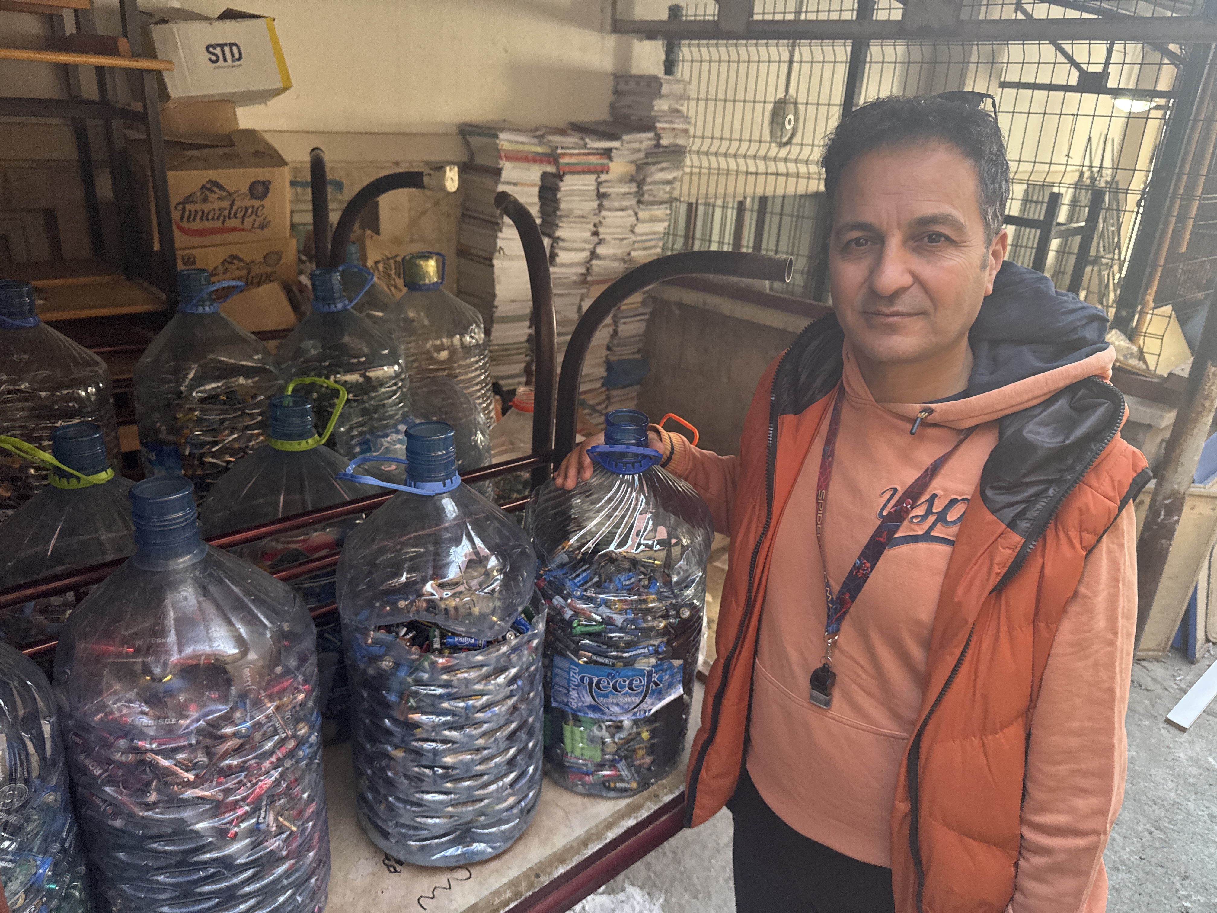 Afyonkarahisar'ın "Çevreci Öğretmen" Çifti, Öğrencileriyle Yıllık 1 Tona Yakın Atık Pil Topluyor!