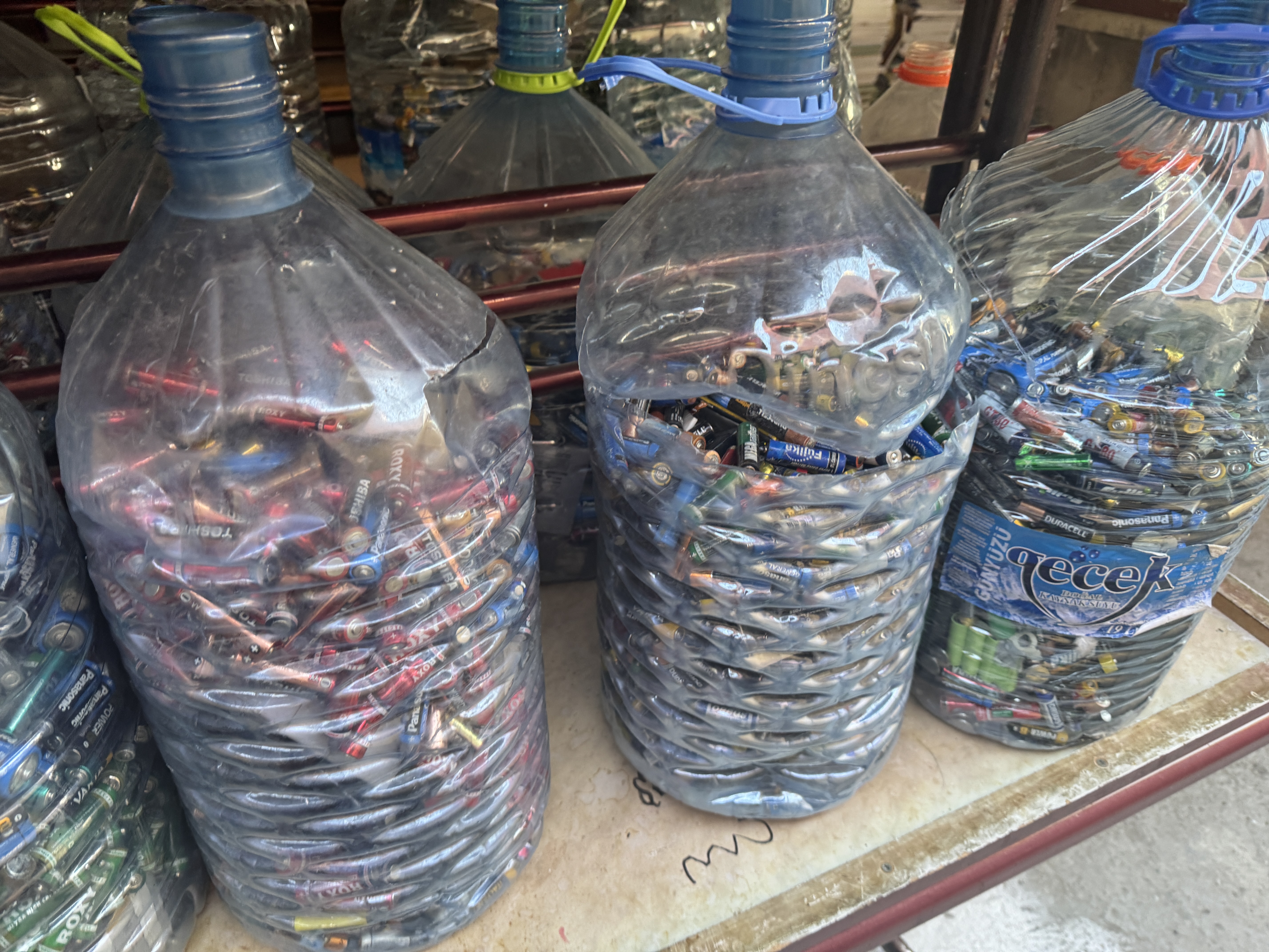 Afyonkarahisar'ın "Çevreci Öğretmen" Çifti, Öğrencileriyle Yıllık 1 Tona Yakın Atık Pil Topluyor!