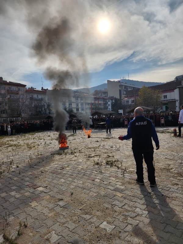 Afyon Lisesi’nde Deprem Ve Yangın Söndürme Tatbikatı Gerçeğini Aratmadı