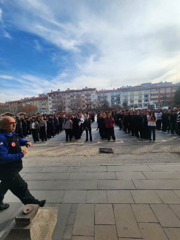 Afyon Lisesi’nde Deprem Ve Yangın Söndürme Tatbikatı Gerçeğini Aratmadı