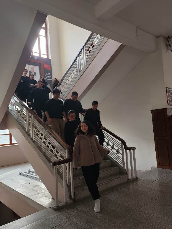 Afyon Lisesi’nde Deprem Ve Yangın Söndürme Tatbikatı Gerçeğini Aratmadı