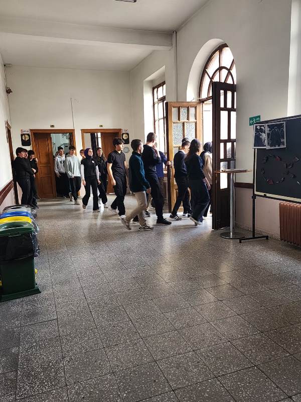 Afyon Lisesi’nde Deprem Ve Yangın Söndürme Tatbikatı Gerçeğini Aratmadı