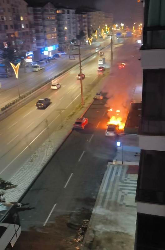 Afyon’da Dumlupınar Mahallesi’nde Park Halindeki Araç Alev Aldı