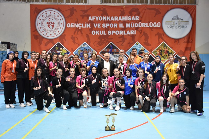 Afyonkarahisar’da Genç Kızlar Hentbol Müsabakaları Tamamlandı