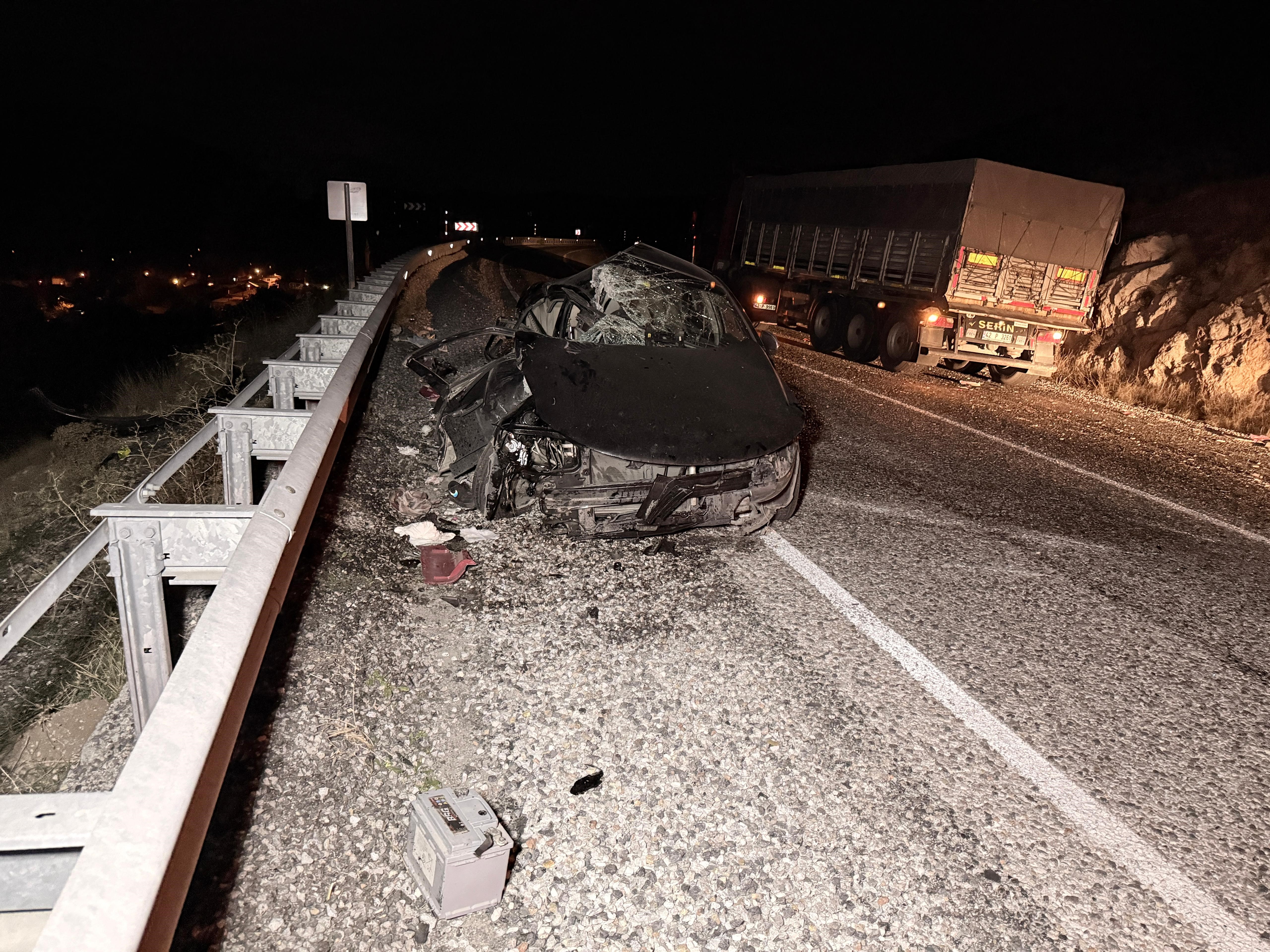 Afyonkarahisar'da Kontrolden Çıkan Otomobil, Bariyerleri Aşıp Tıra Çarptı
