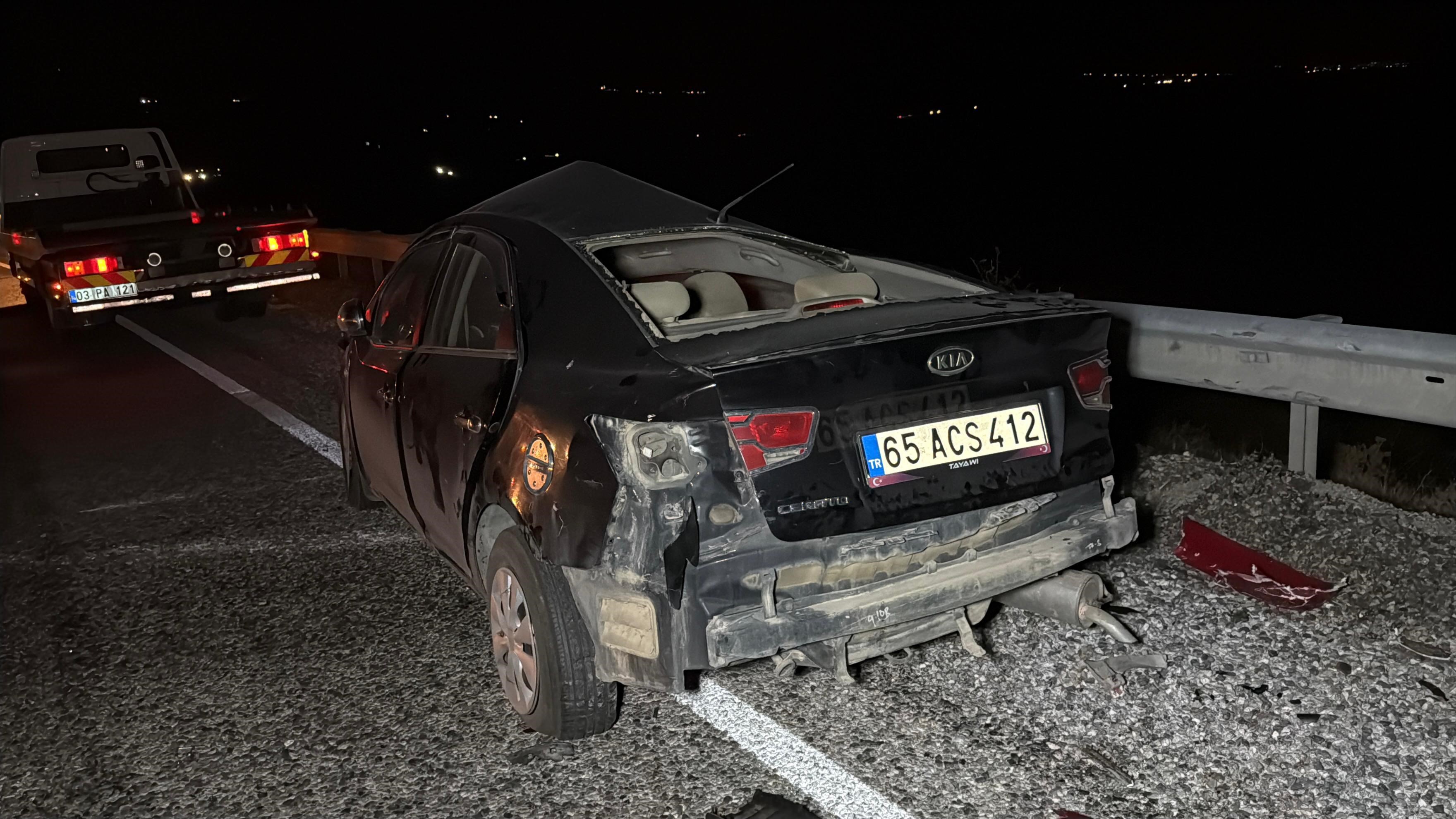 Afyonkarahisar'da Kontrolden Çıkan Otomobil, Bariyerleri Aşıp Tıra Çarptı