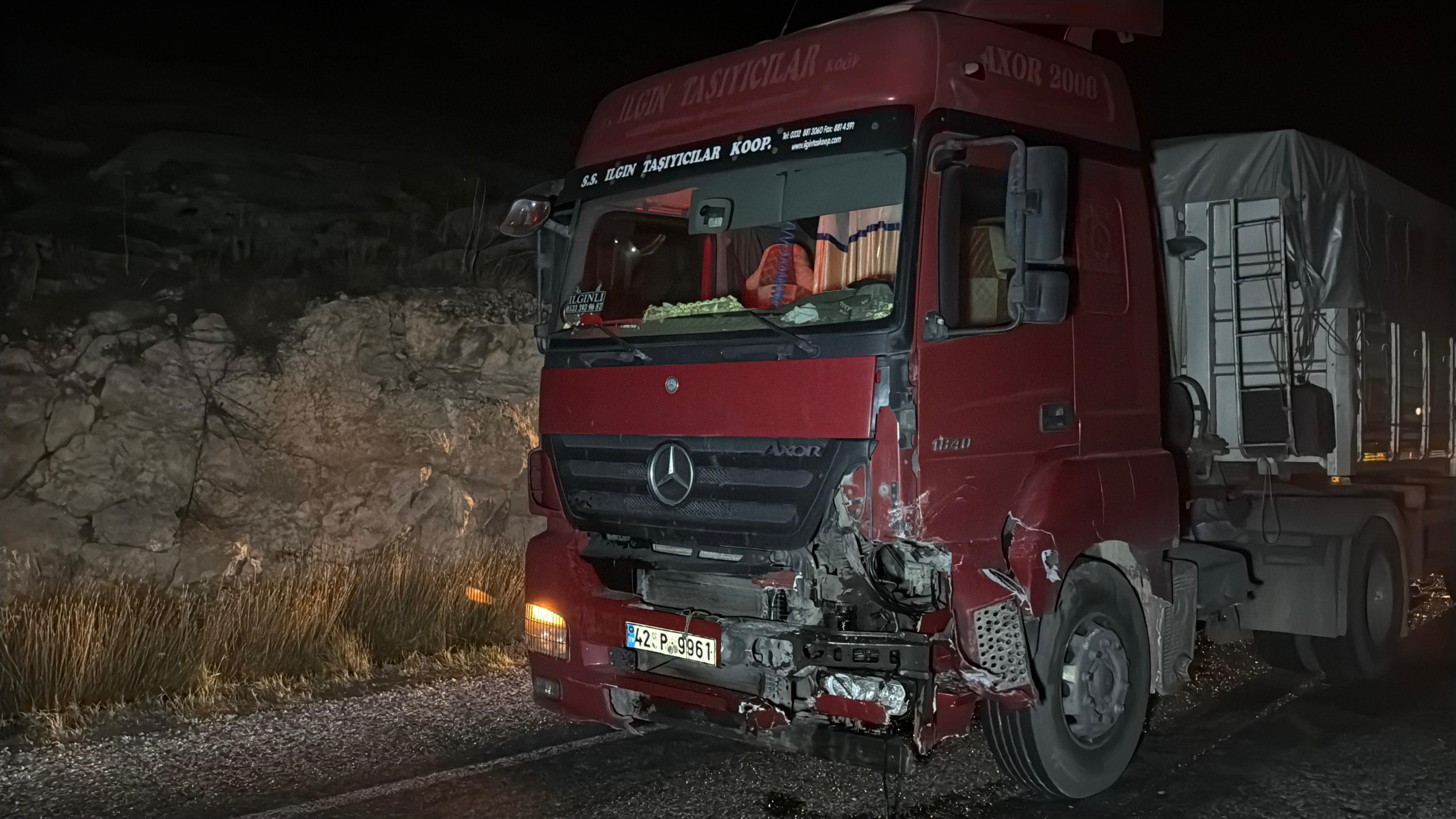 Afyonkarahisar'da Kontrolden Çıkan Otomobil, Bariyerleri Aşıp Tıra Çarptı