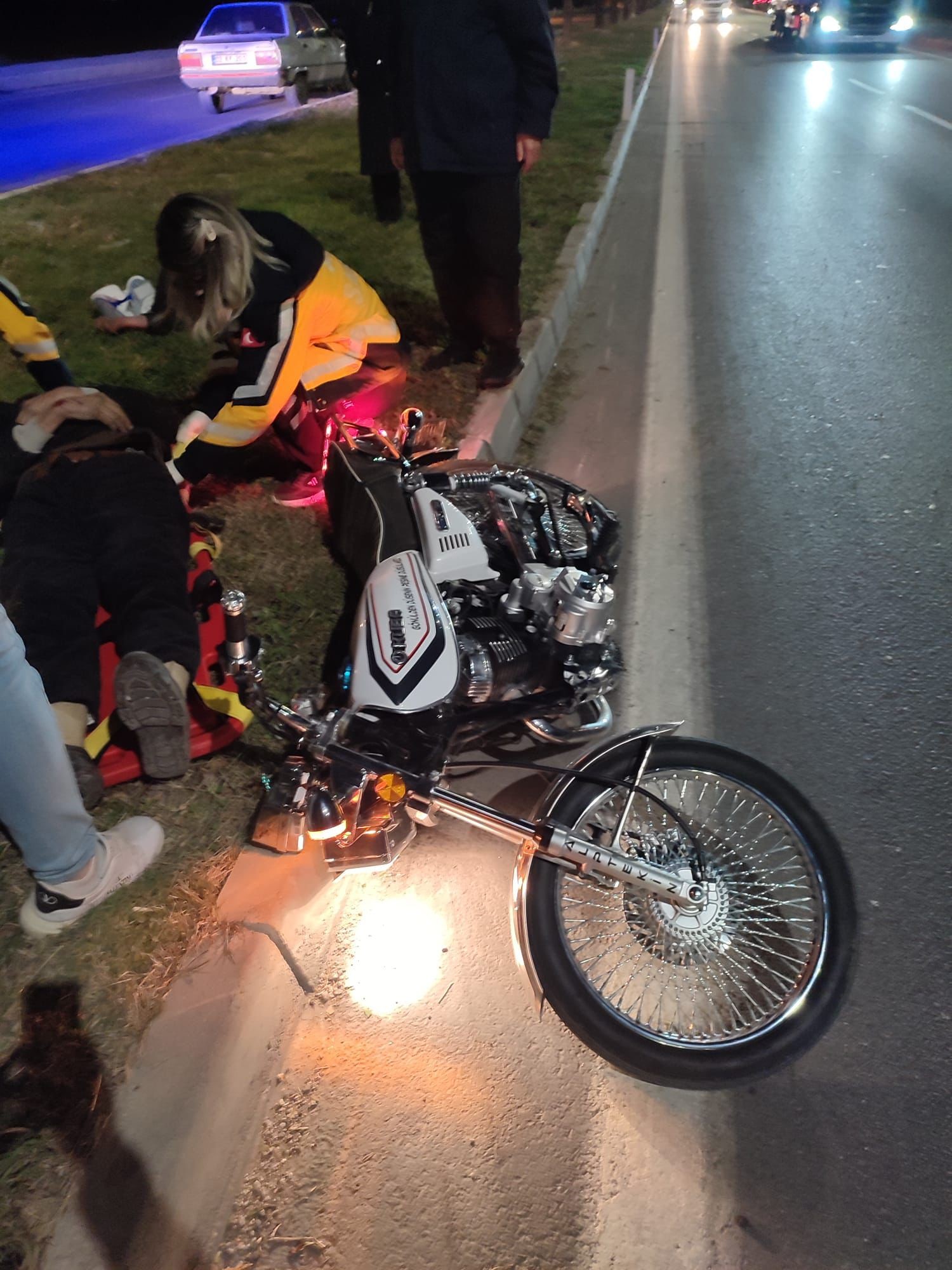 Motosiklet Kaldırıma Çarptı: İki Kişi Yaralandı