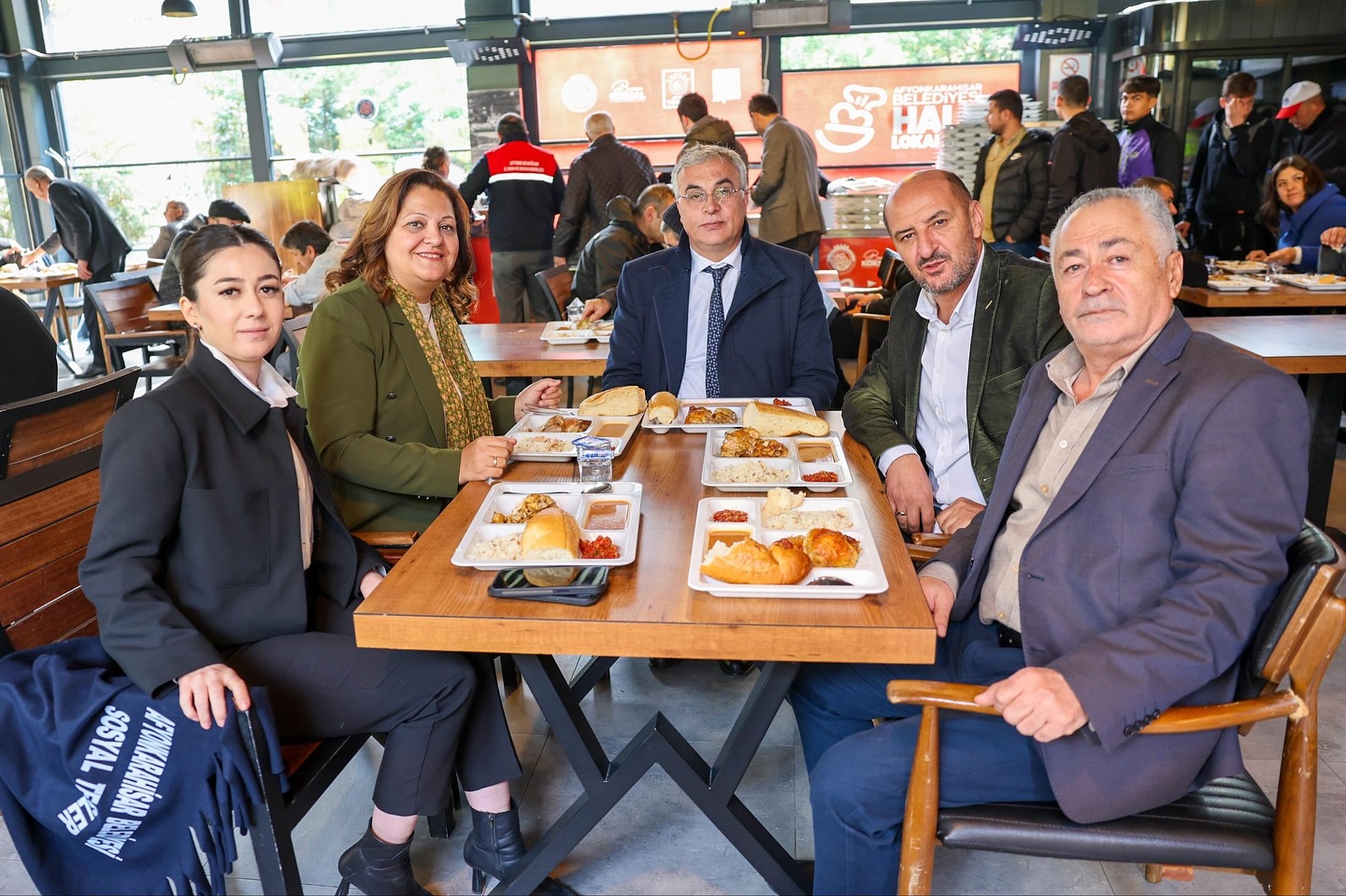 Başkan Köksal, Sosyal Tesislerde Vatandaşlarla Buluştu