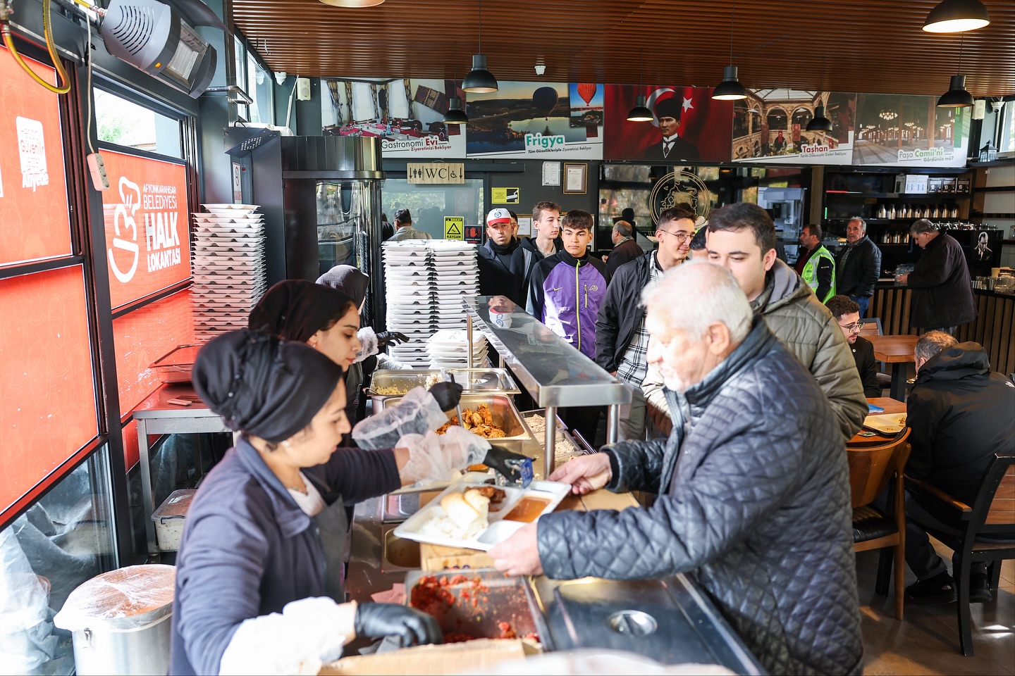 Başkan Köksal, Sosyal Tesislerde Vatandaşlarla Buluştu