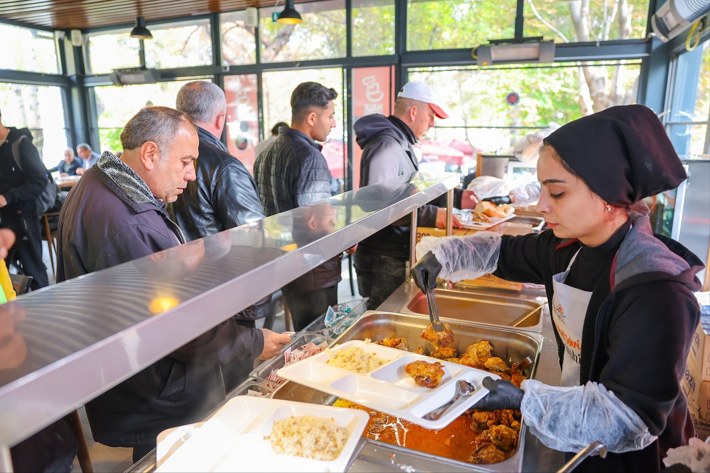 Başkan Köksal, Sosyal Tesislerde Vatandaşlarla Buluştu
