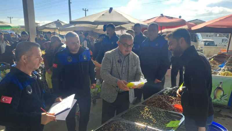 Başkan Özaşkın Pazarcı Esnafına Fiyat Etiketleri Dağıttı