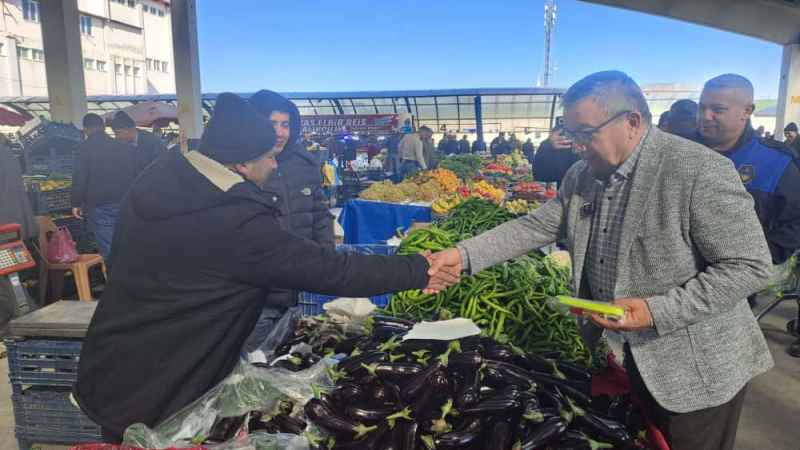 Başkan Özaşkın Pazarcı Esnafına Fiyat Etiketleri Dağıttı