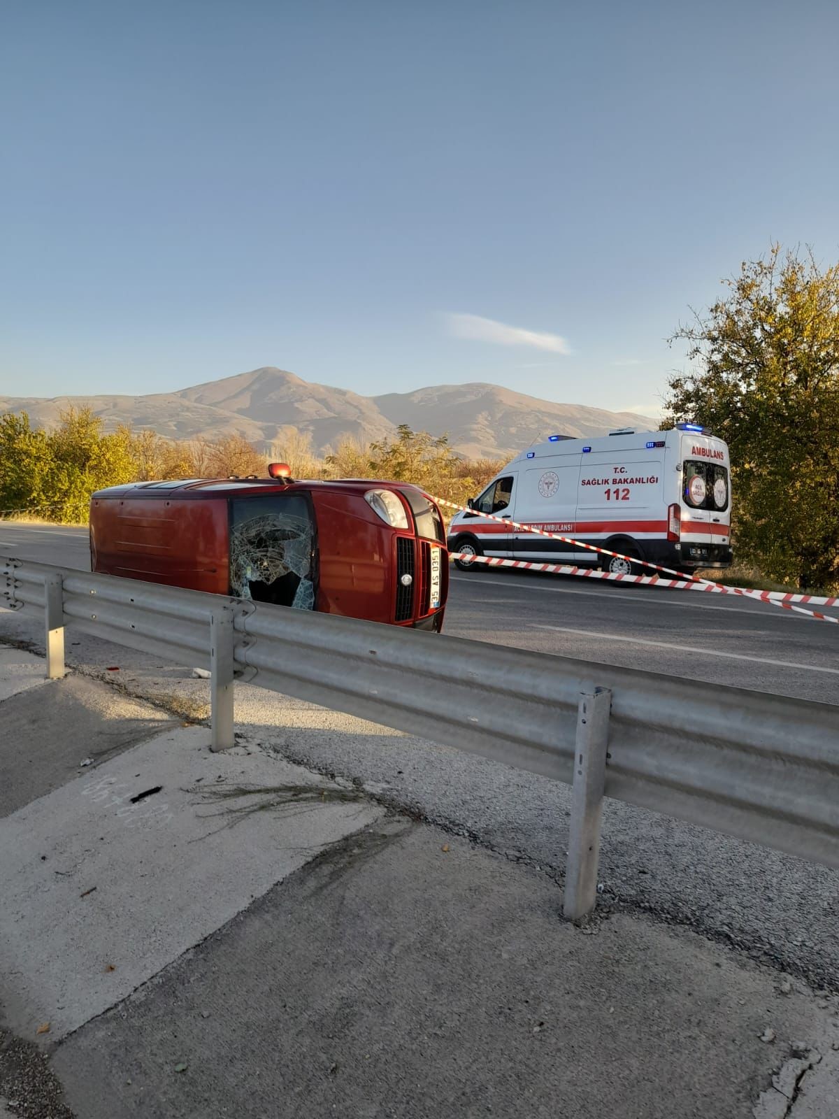 Çay’da Kontrolden Çıkan Araç Bariyerlere Çarpıp Takla Attı