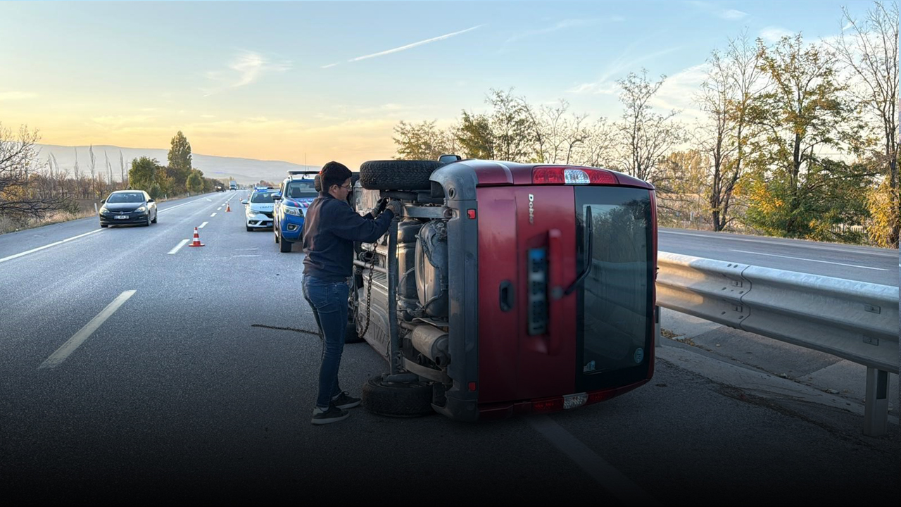 Çay’da Kontrolden Çıkan Araç Bariyerlere Çarpıp Takla Attı