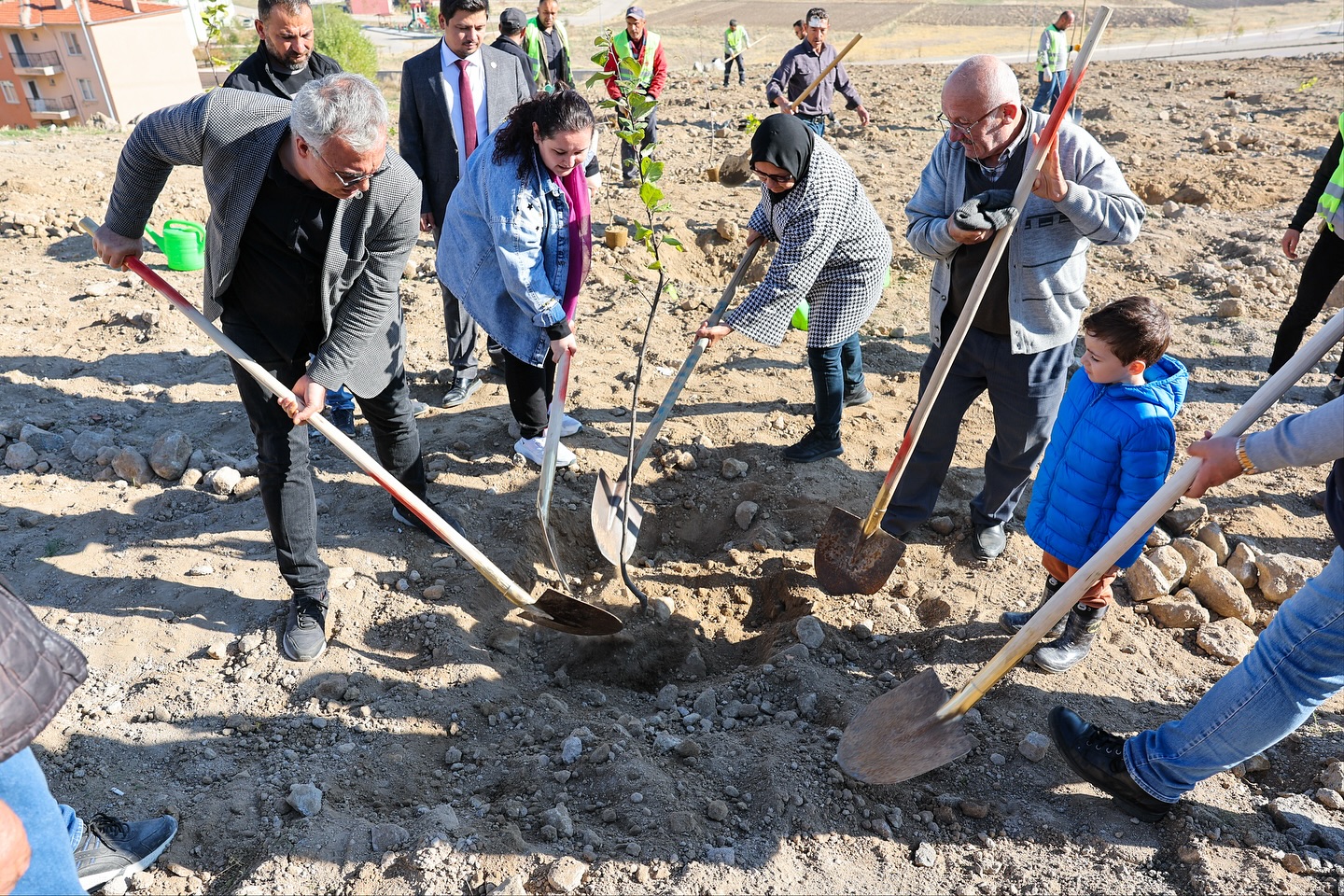 Hayırsever Desteğiyle Afyon’a Yeni Nefes: Fidanlar Toprakla Buluştu