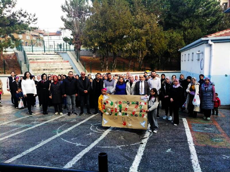 Hürriyet İlkokulu Velilerinden Öğretmenler Günü'nde Anlamlı Hediyе