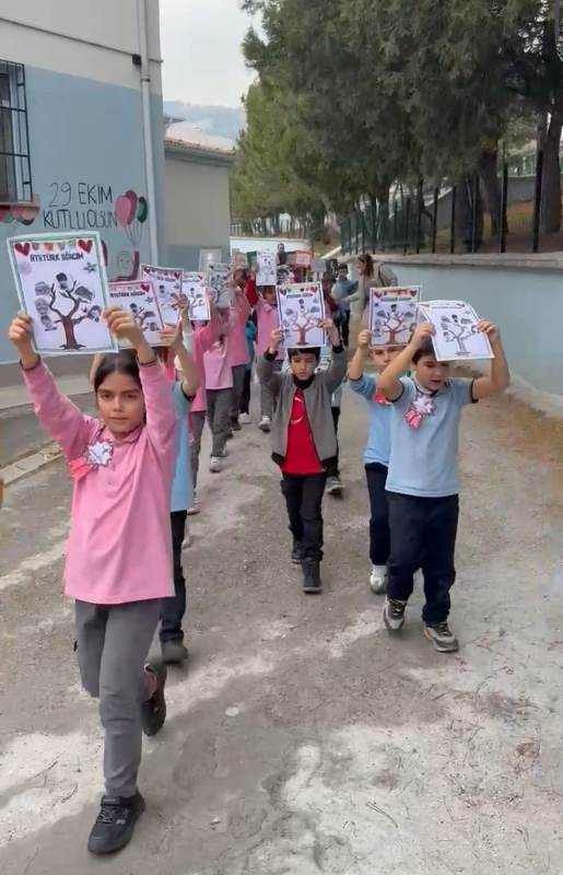 Hürriyet İlkokulu’ndan 10 Kasım’a Özel Duygusal “Sevgi Yürüyüşü”