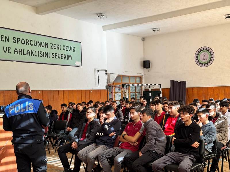 Liselilere Polis Ekiplerinden Bilgilendirme