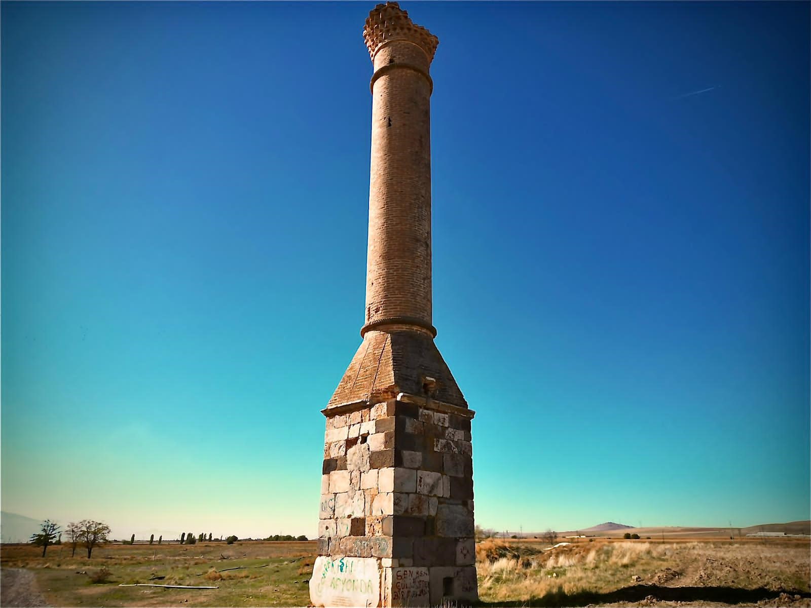 Mescidi yanan caminin “Kırık Minare”si 200 yılı aşkın süredir zamana meydan okuyor