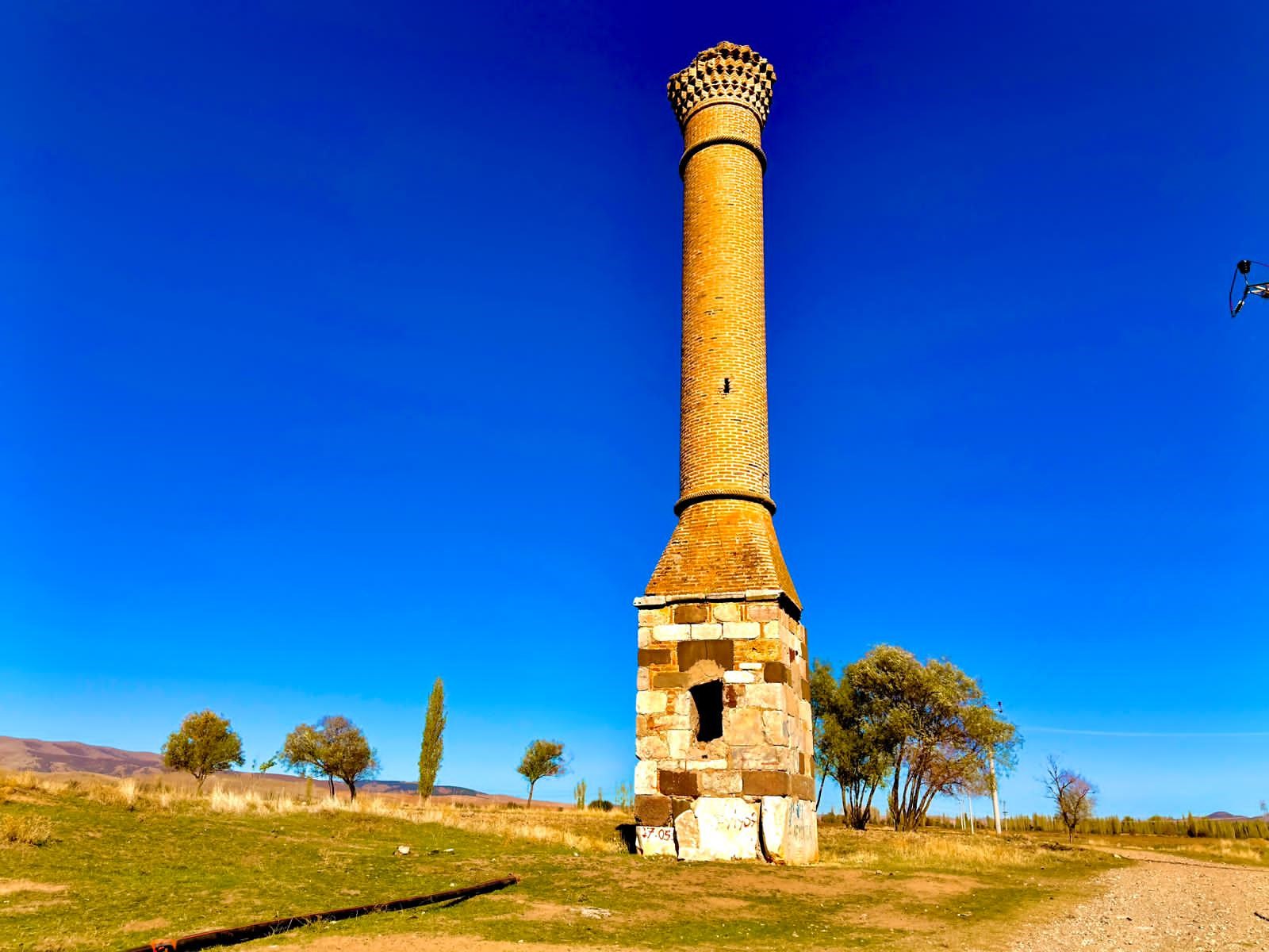 Mescidi yanan caminin “Kırık Minare”si 200 yılı aşkın süredir zamana meydan okuyor