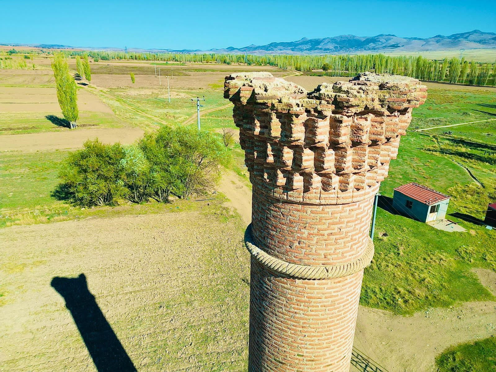 Mescidi yanan caminin “Kırık Minare”si 200 yılı aşkın süredir zamana meydan okuyor